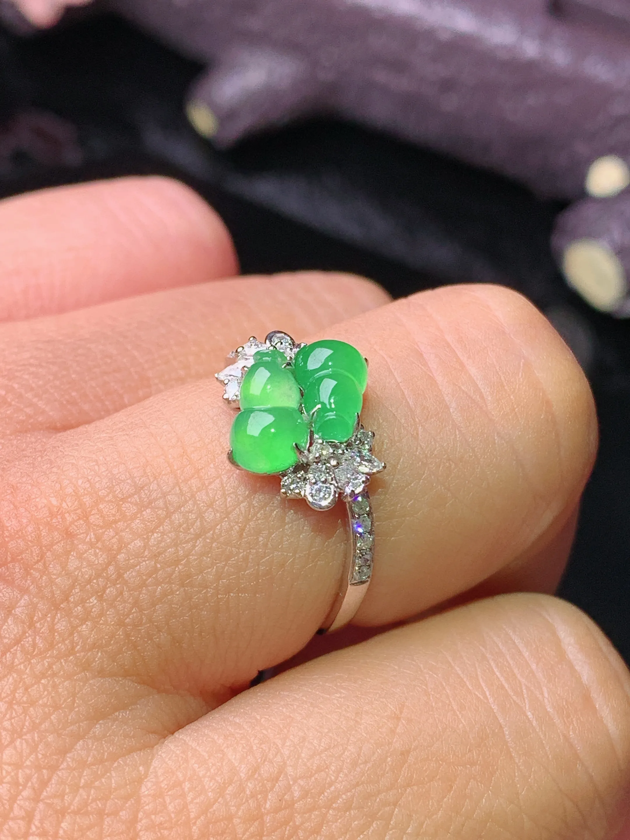 18k金钻镶嵌翠绿葫芦戒指 玉质细腻 色泽清新艳丽 圈口14.5 整体尺寸7.5*4.3*3