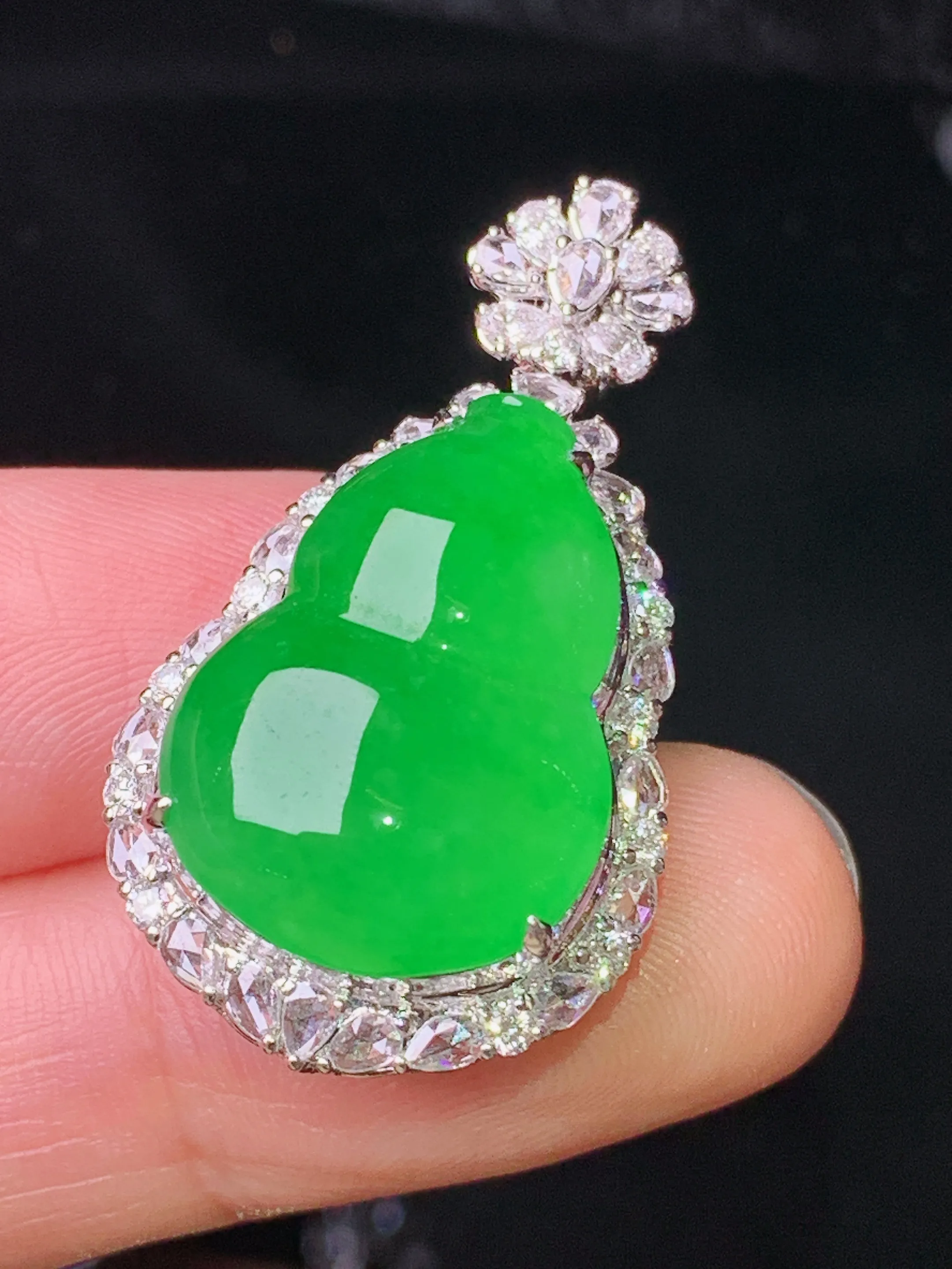 18k金钻镶嵌满绿葫芦吊坠 玉质细腻 色泽清新艳丽 整体尺寸34*18.8*12.5