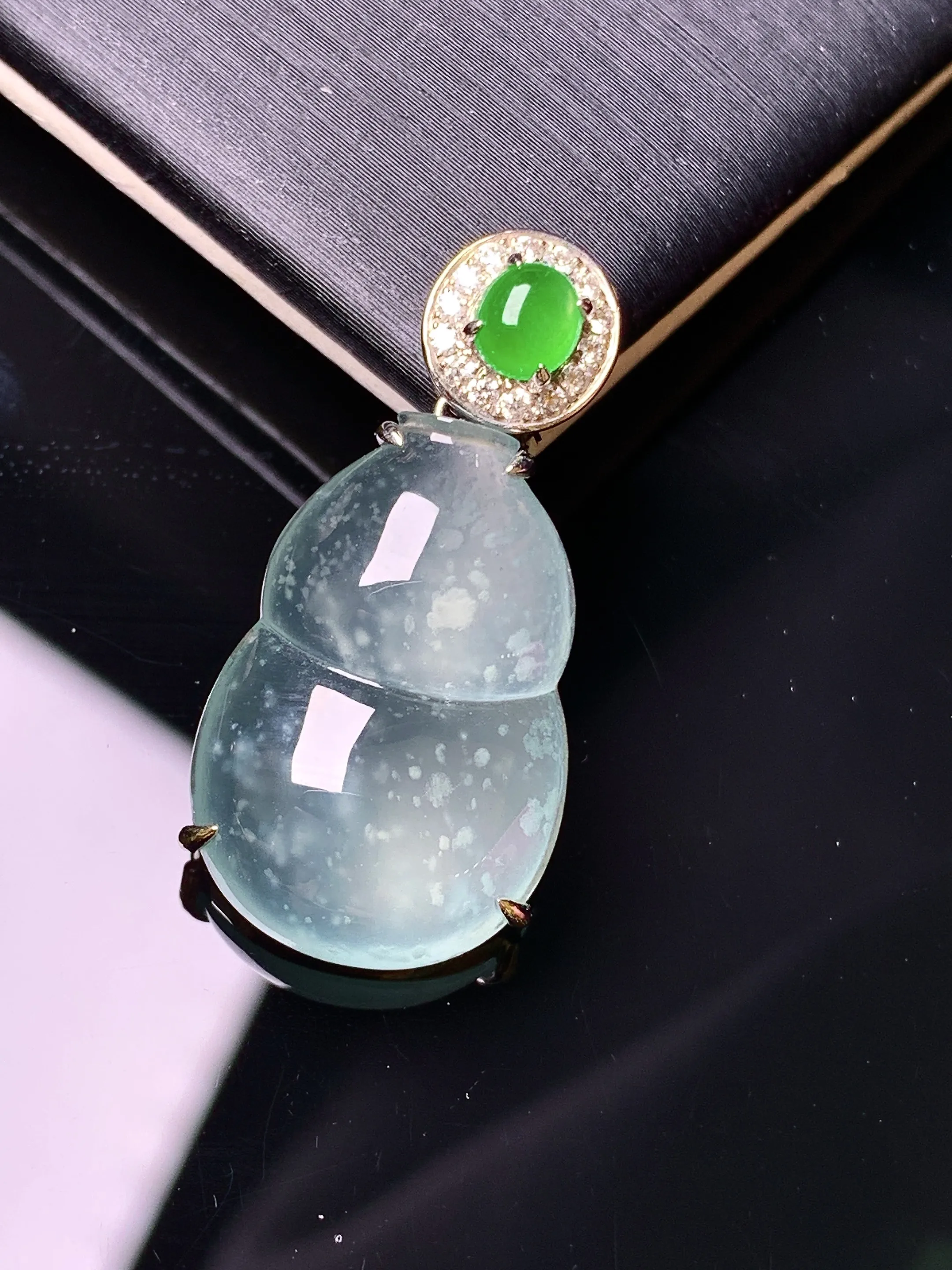 18k金钻镶嵌冰种木那料雪花棉葫芦吊坠 玉质细腻 色泽清新艳丽 整体尺寸28.8*14*5.2