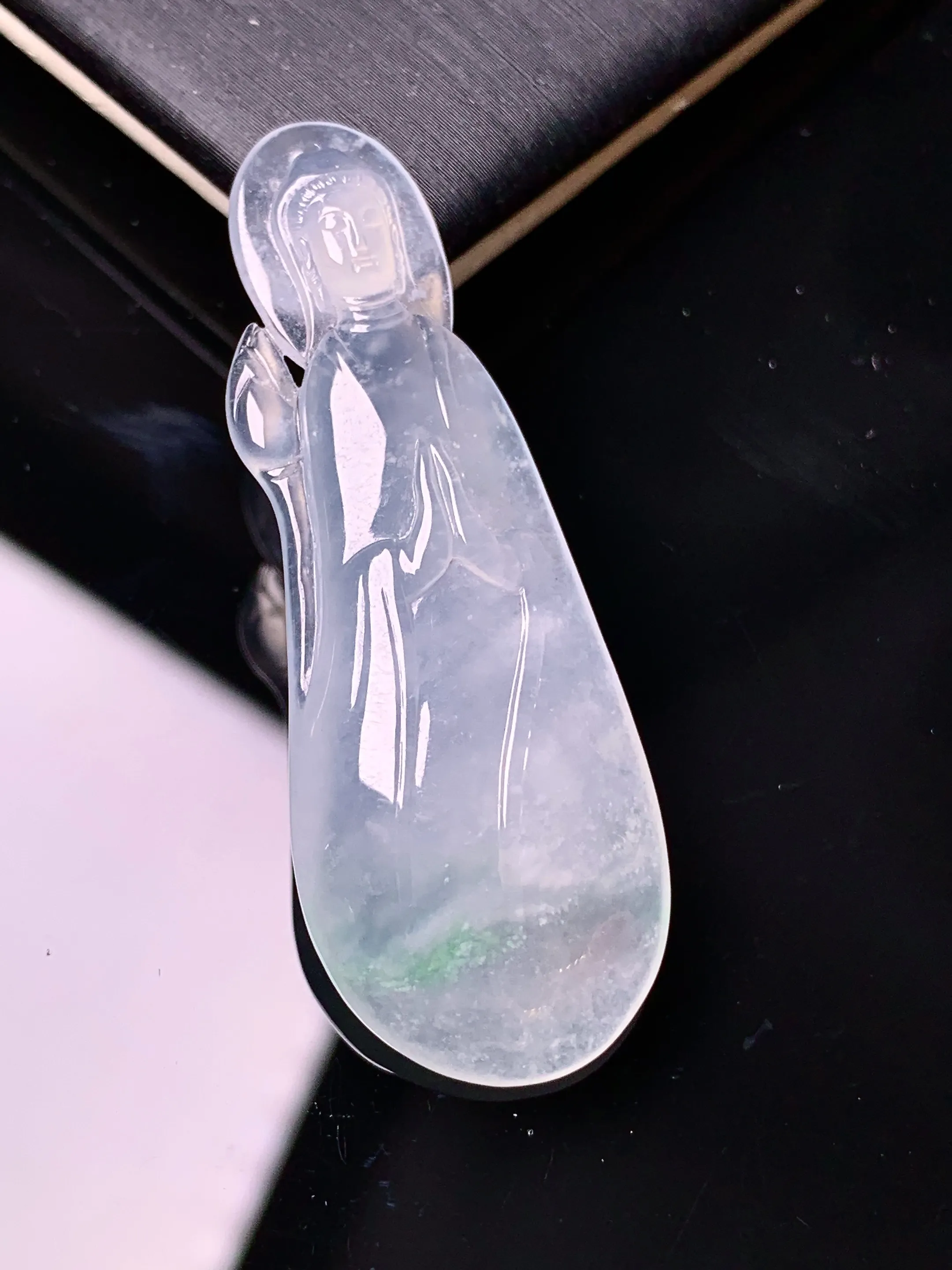 冰种飘绿观音吊坠 玉质细腻 色泽清新艳丽 整体尺寸46.5*16.7*6