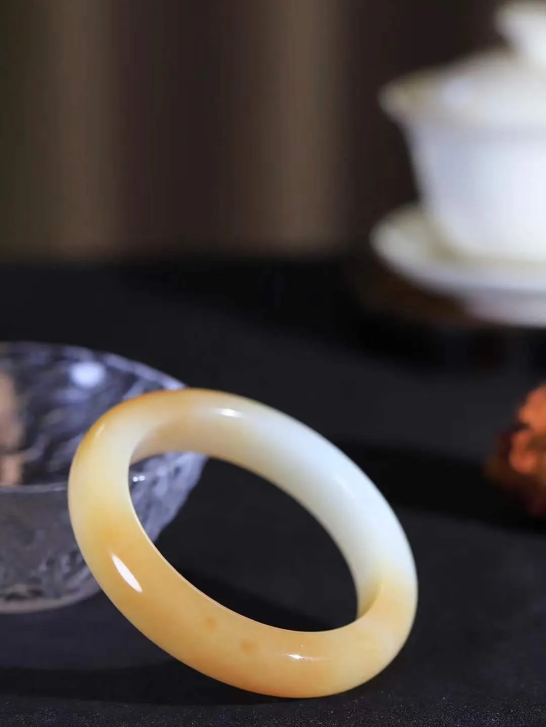 （柔情似水.手镯）

精品和田玉糖白玉手镯，玉质温润细腻，镯型饱满圆润，优雅知性，姽婳于幽静兮，又婆娑乎人间，经典款型，古朴典雅。极具灵性，腕间风情，风姿卓越。 重67克   尺寸55-13.7-9.8mm    FDL-361102126