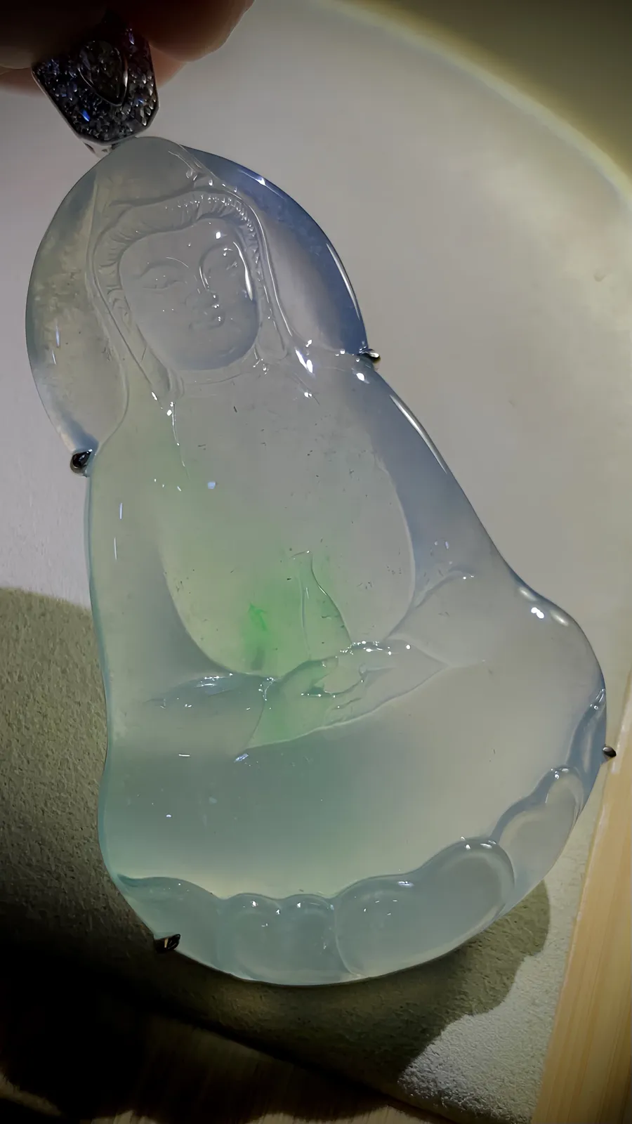 绿花【净瓶观音·慈悲为怀】，
浩锐玉雕艺术作品，
裸石约61.2-39-5.5mm，
整体72-39-8.5mm，36.4g，
18K金，南非钻