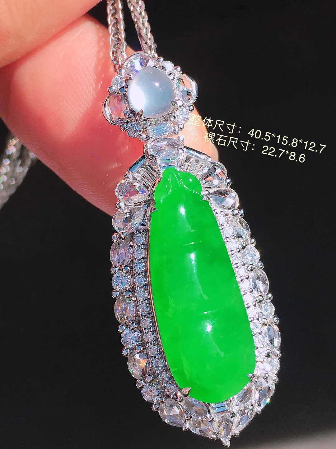 阳绿福豆吊坠，色泽均匀艳丽，玉质细腻，荧光感超
强，饱满圆润，尽显优雅气质，18k
金豪华镶嵌