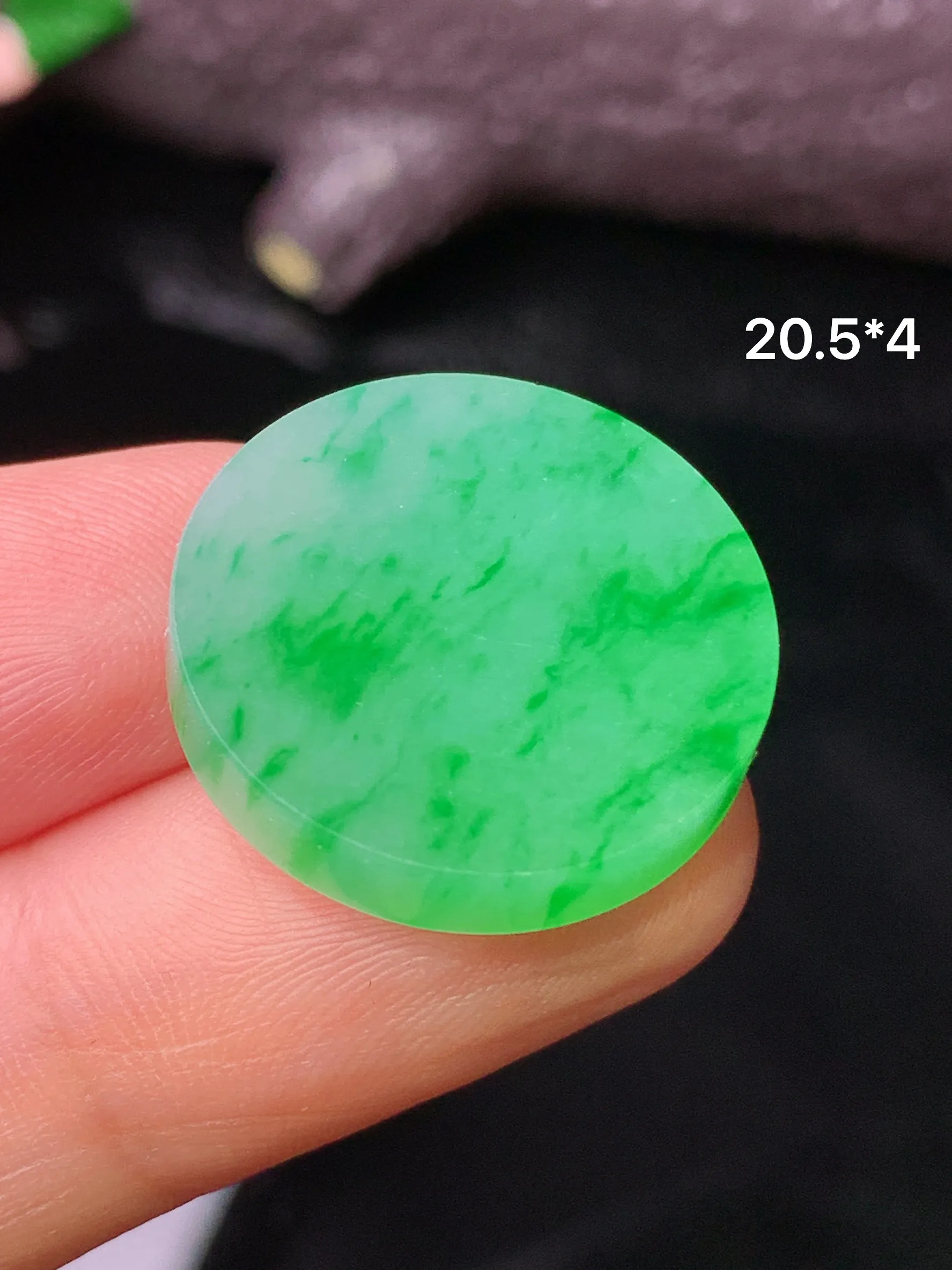 翠绿圆牌吊坠 玉质细腻 色泽清新艳丽 整体尺寸20.5*4