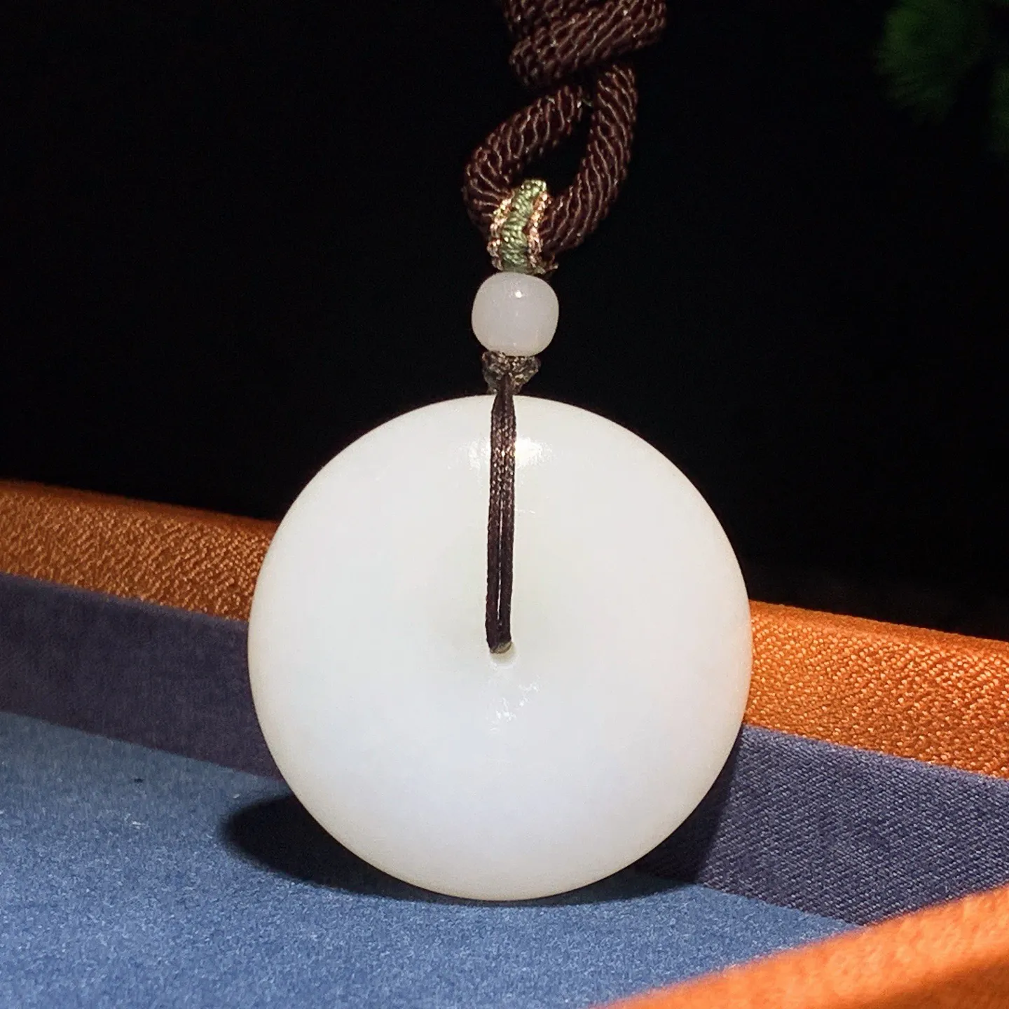 和田玉羊脂白平安扣挂件。尺寸35/13重35.4克。白度一级。玉质细腻油润！手推出油。佩戴高端典雅。lt251119