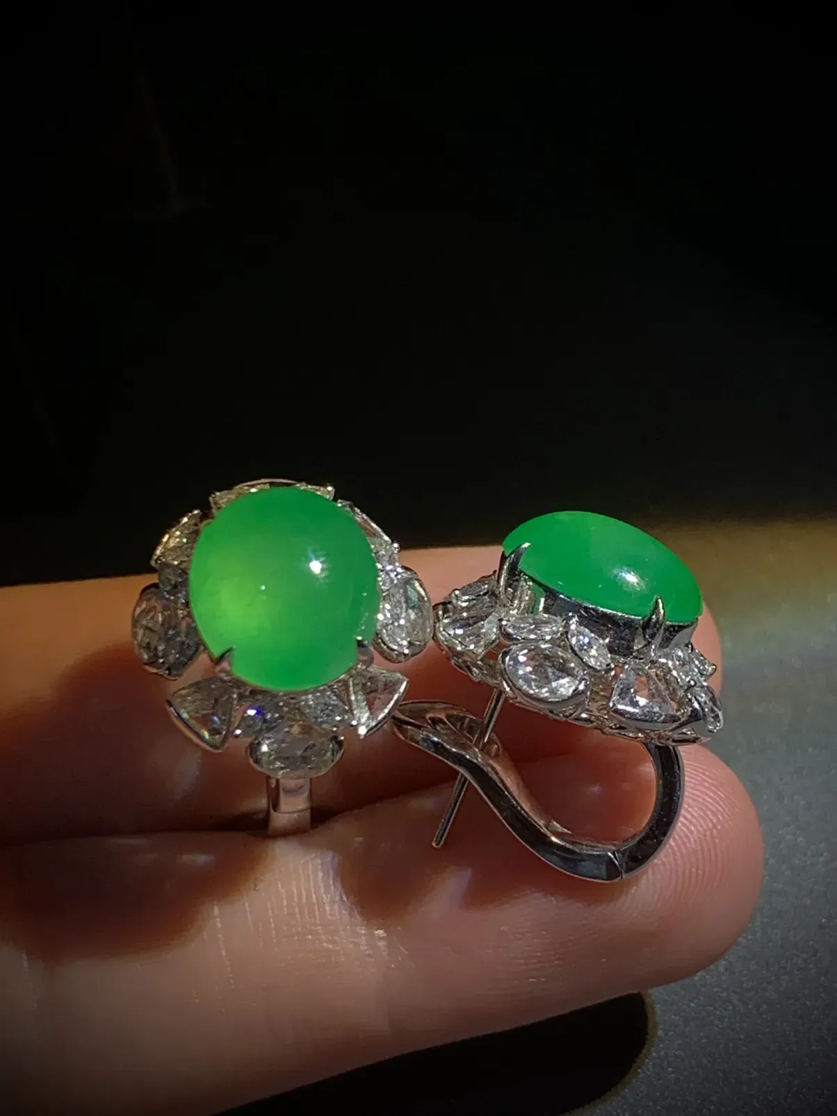 绿耳钉耳拍，裸石11.8-10.2-5.8mm，
18K金，南非钻，10.52g，