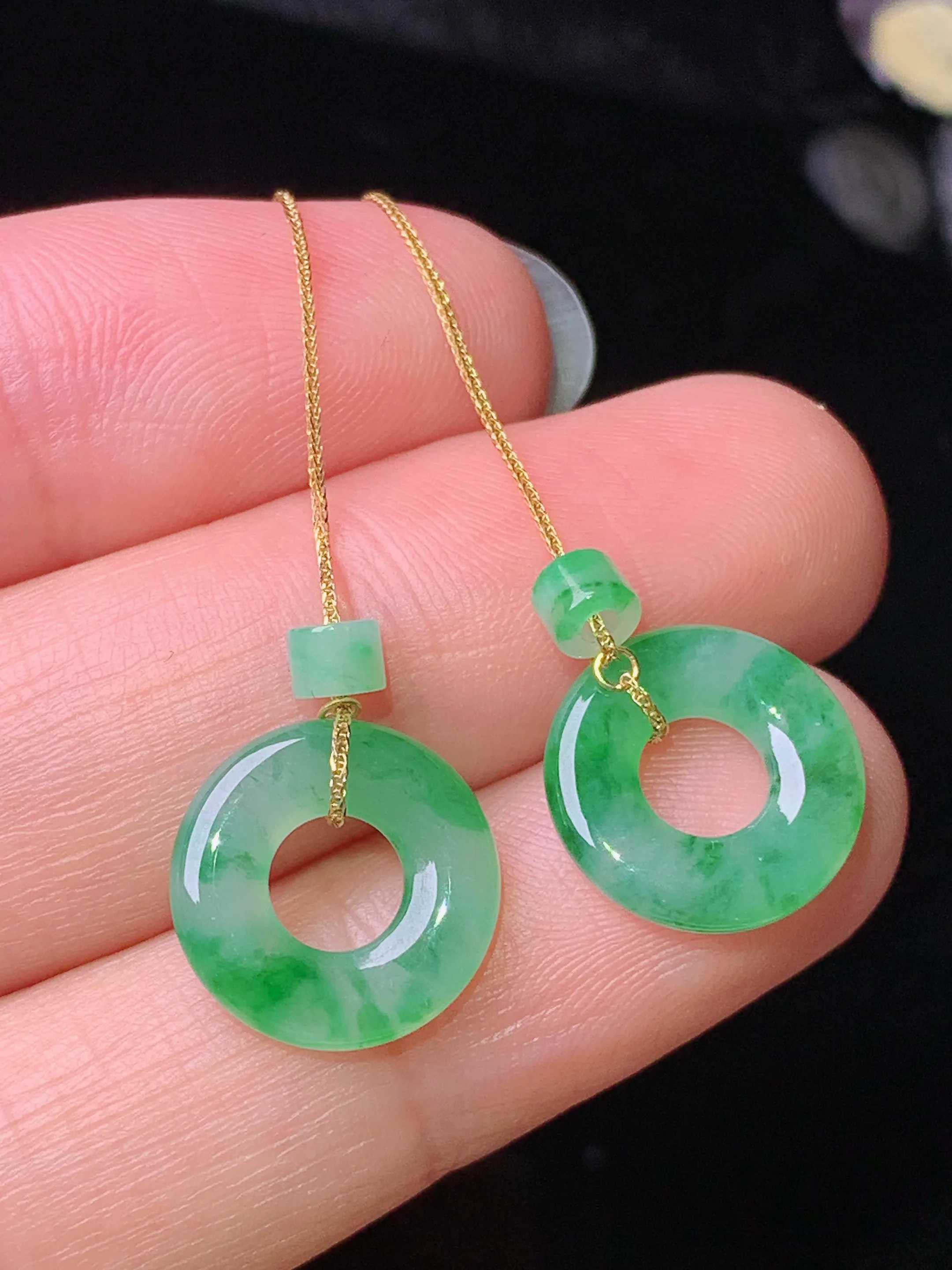 18k金镶嵌飘绿平安环耳坠 玉质细腻 色泽清新艳丽 整体尺寸12.3*2.6