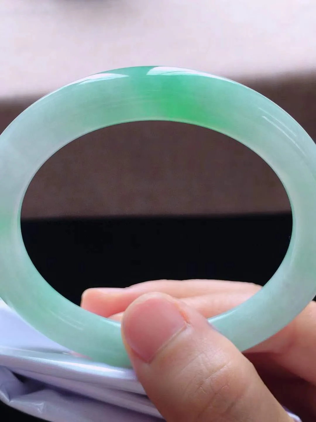 【翡翠名称】老种飘绿花53.3圈口圆条翡翠手镯
【翡翠尺寸】53.3*8.2*8.5mm适合52.5-55.6正圈口佩戴
【翡翠描述】缅甸天然翡翠A货，种老水足，玉质细腻，色泽靓丽，性价比高，佩戴效果好！