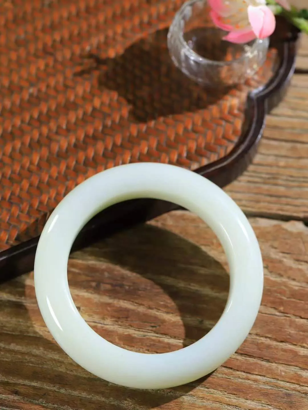 【婉约佳人.手镯】

精品和田玉青白玉手镯 玉质温润细腻 油性十足 手感舒适，高华雅逸，线条流畅，简约大气，美自天成，素雅高贵。佩戴于腕间，婉约之美，举手投足间透出那份低调奢华。重103.2克 内径60mm  尺寸15.5-12mm   FDL-111152133