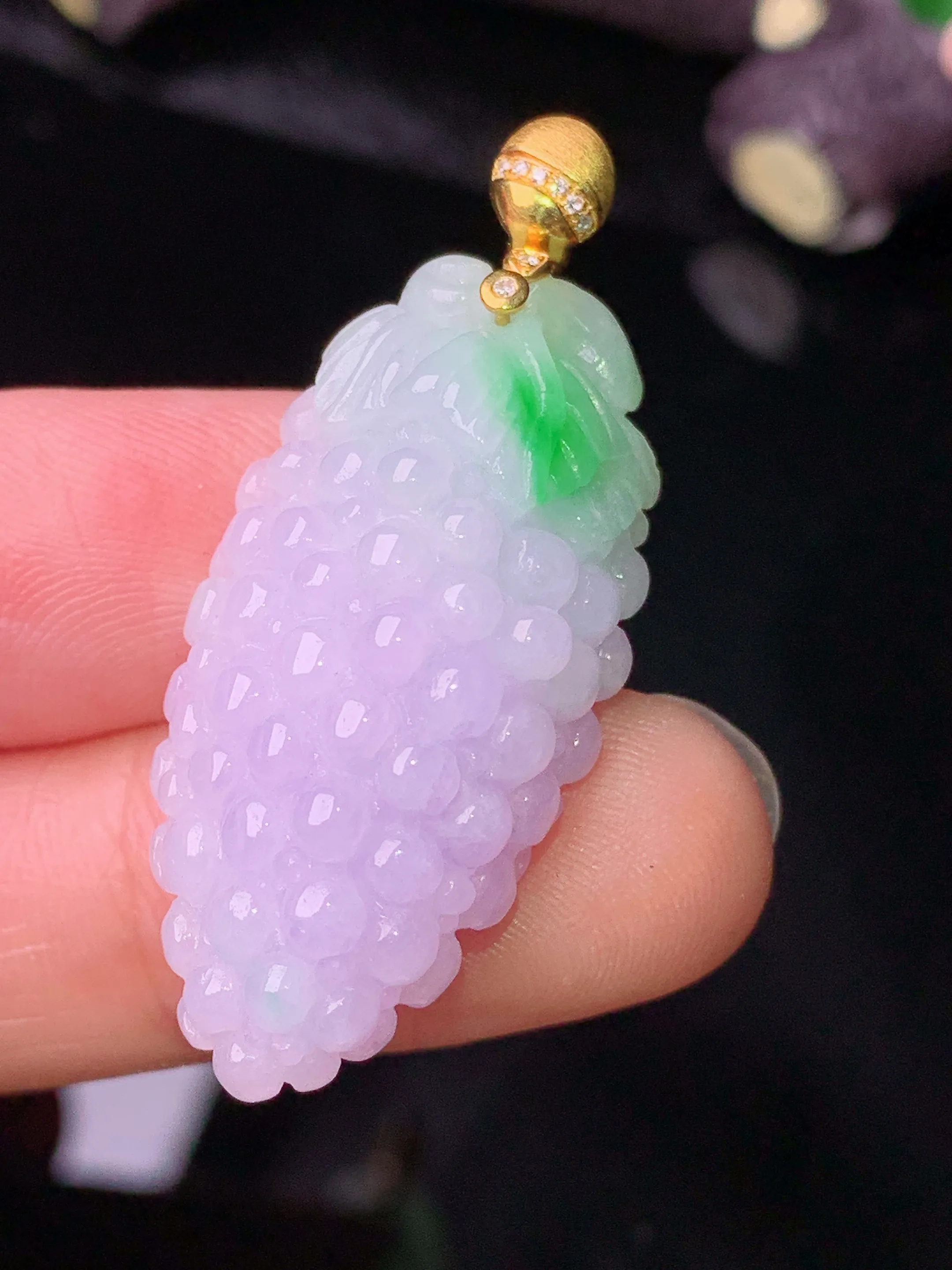 18k金钻镶嵌紫罗兰葡萄吊坠 玉质细腻 色泽清新艳丽 整体尺寸40.2*16.8*9.2