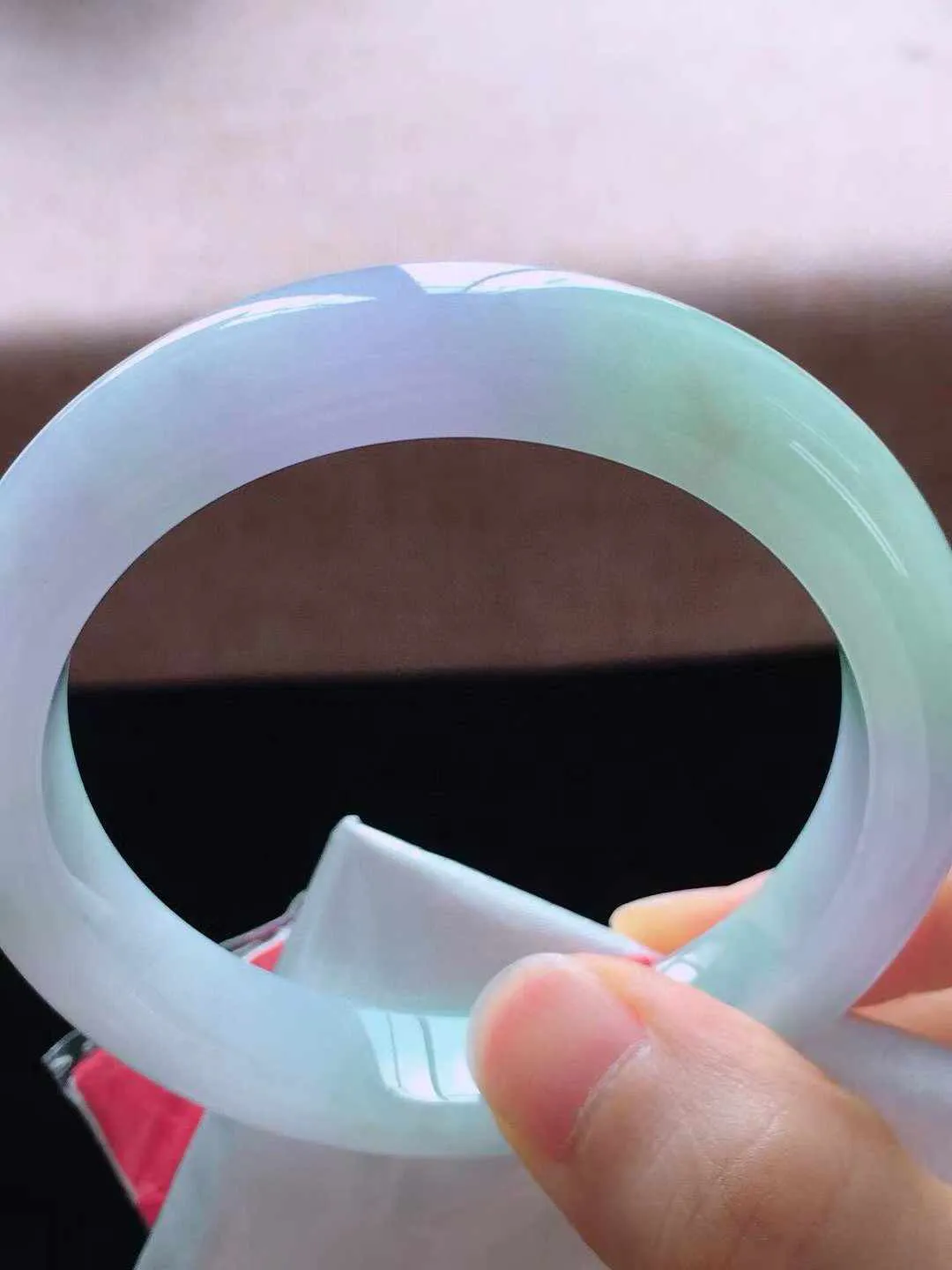 【翡翠名称】老种冰春彩54.6正圈口翡翠手镯
【翡翠尺寸】54.6*11.2*8.6mm适合53.6-56正圈口佩戴
【翡翠描述】缅甸天然翡翠A货，种老水足，玉质细腻，色泽靓丽，性价比高，佩戴效果好！