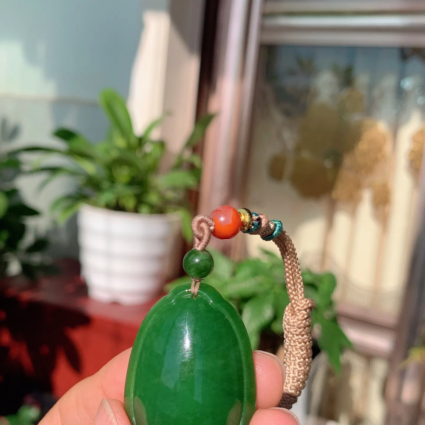 和田玉阳绿俄罗斯碧玉平安无事牌挂件。尺寸35/26/10重15.8克。玉质细腻油润。手推出油。品相大气。lt251120