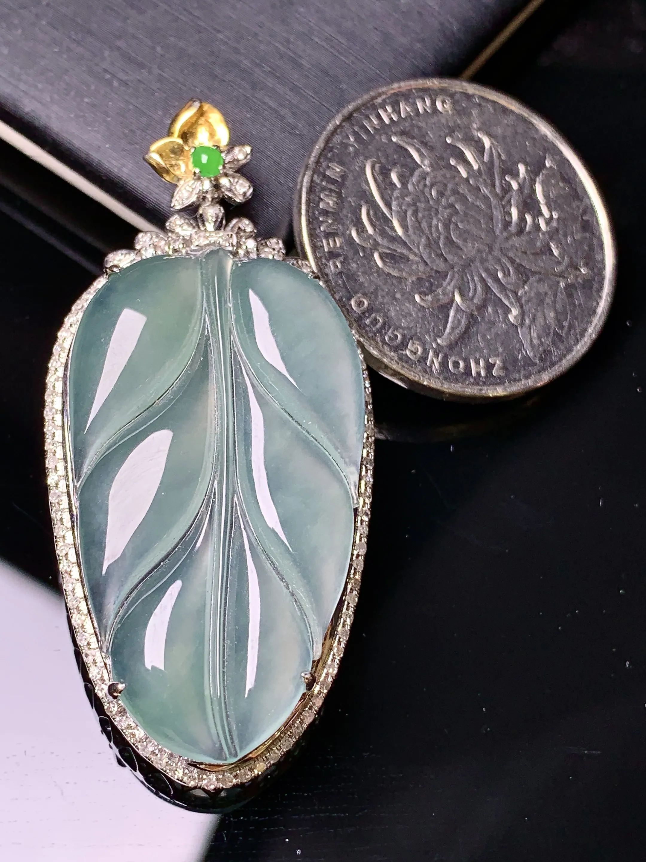 18k金钻镶嵌冰种树叶吊坠 玉质细腻 色泽清新艳丽 整体尺寸46.5*21.8*6.8