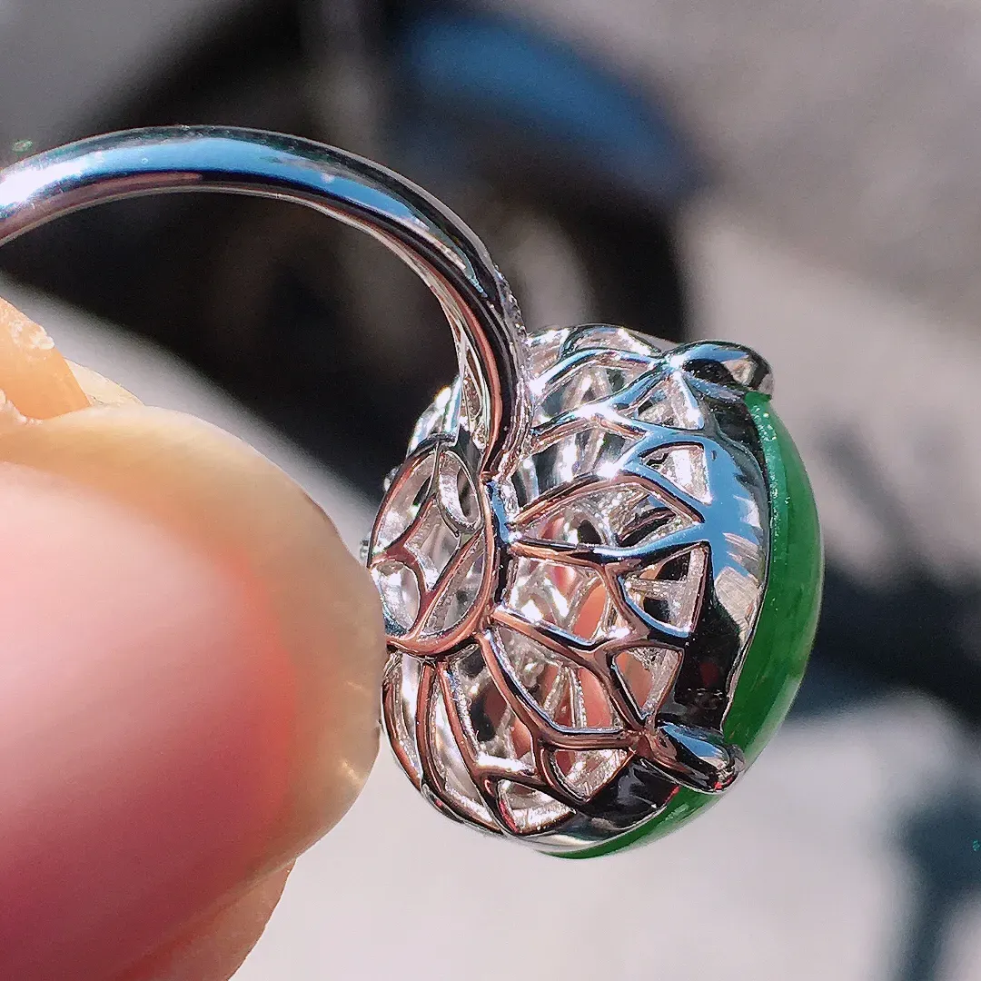 阳绿蛋面戒指，色泽均匀艳丽，玉质细腻，荧光感超
强，饱满圆润，尽显优雅气质，18k
金豪华镶嵌