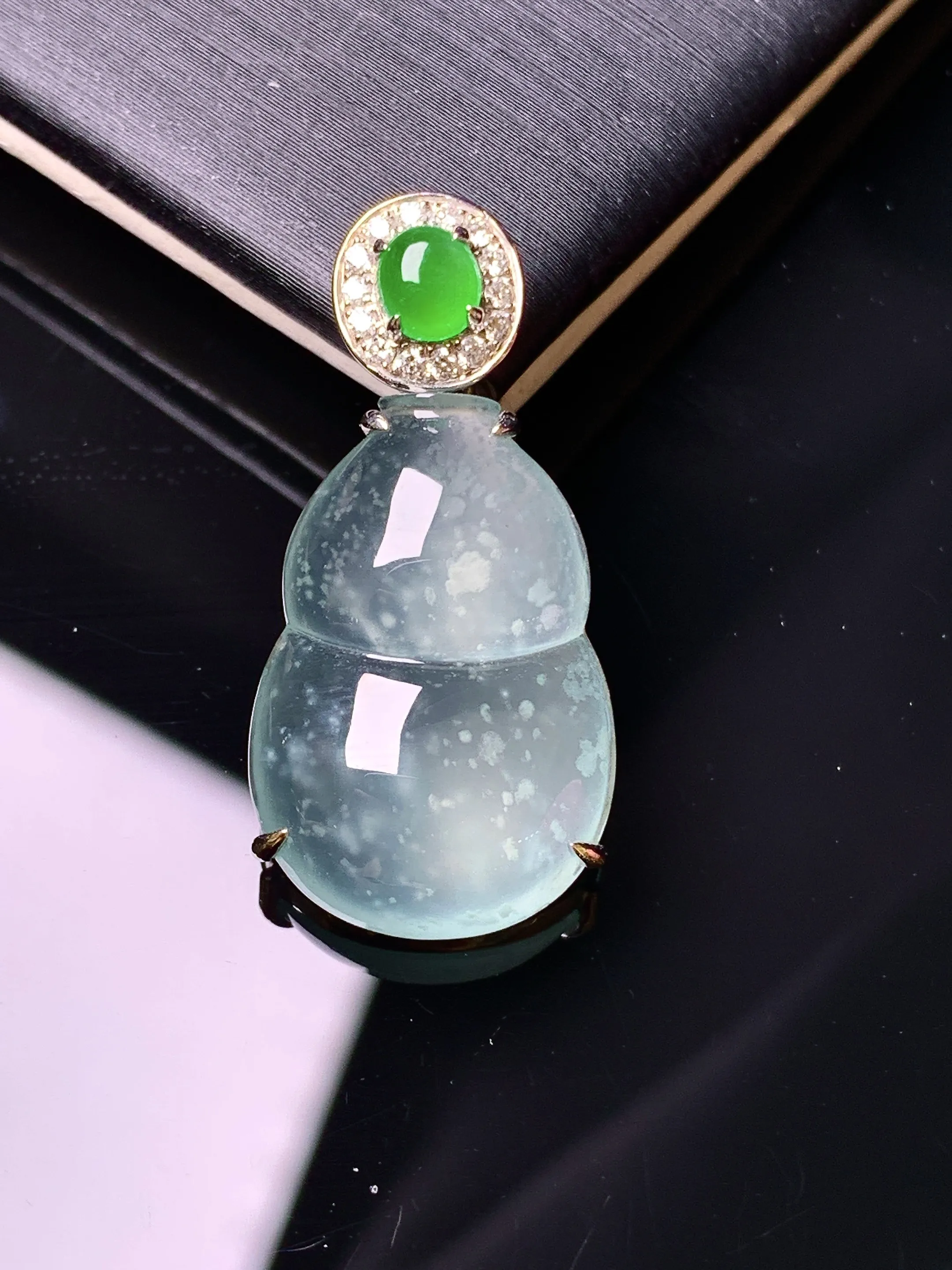 18k金钻镶嵌冰种木那料雪花棉葫芦吊坠 玉质细腻 色泽清新艳丽 整体尺寸28.8*14*5.2