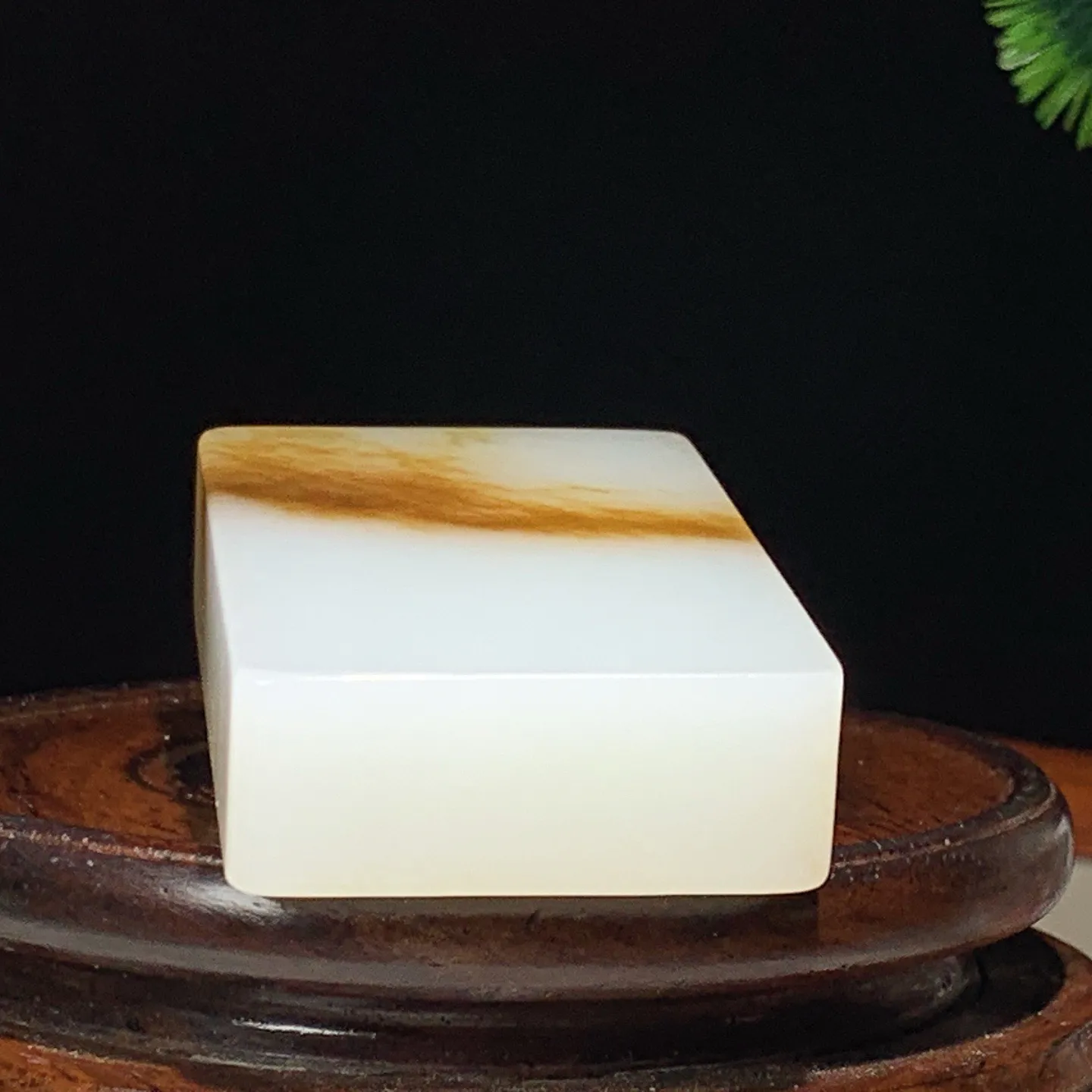 收藏级！新疆和田玉羊脂白且末糖平安无事牌挂件。尺寸70/38/15重111.5克。玉质细腻油润！手推出油。佩戴高端典雅。lt251119