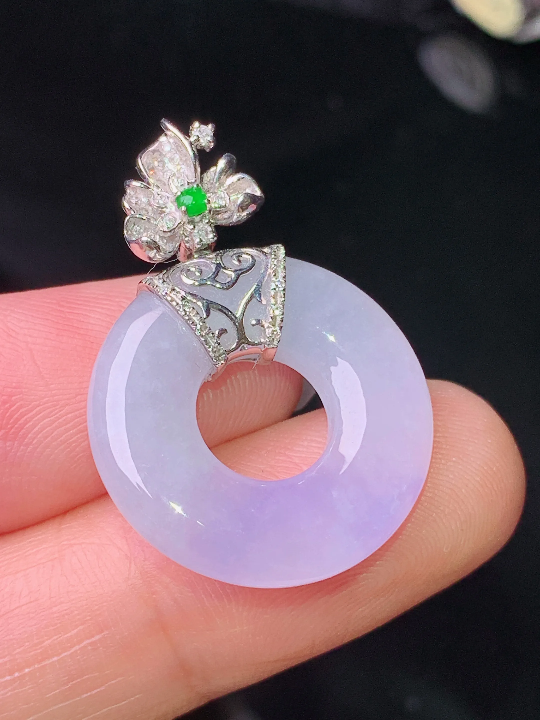 18k金钻镶嵌紫罗兰平安环吊坠 玉质细腻 色泽清新艳丽 整体尺寸28.8*20.5*4.5