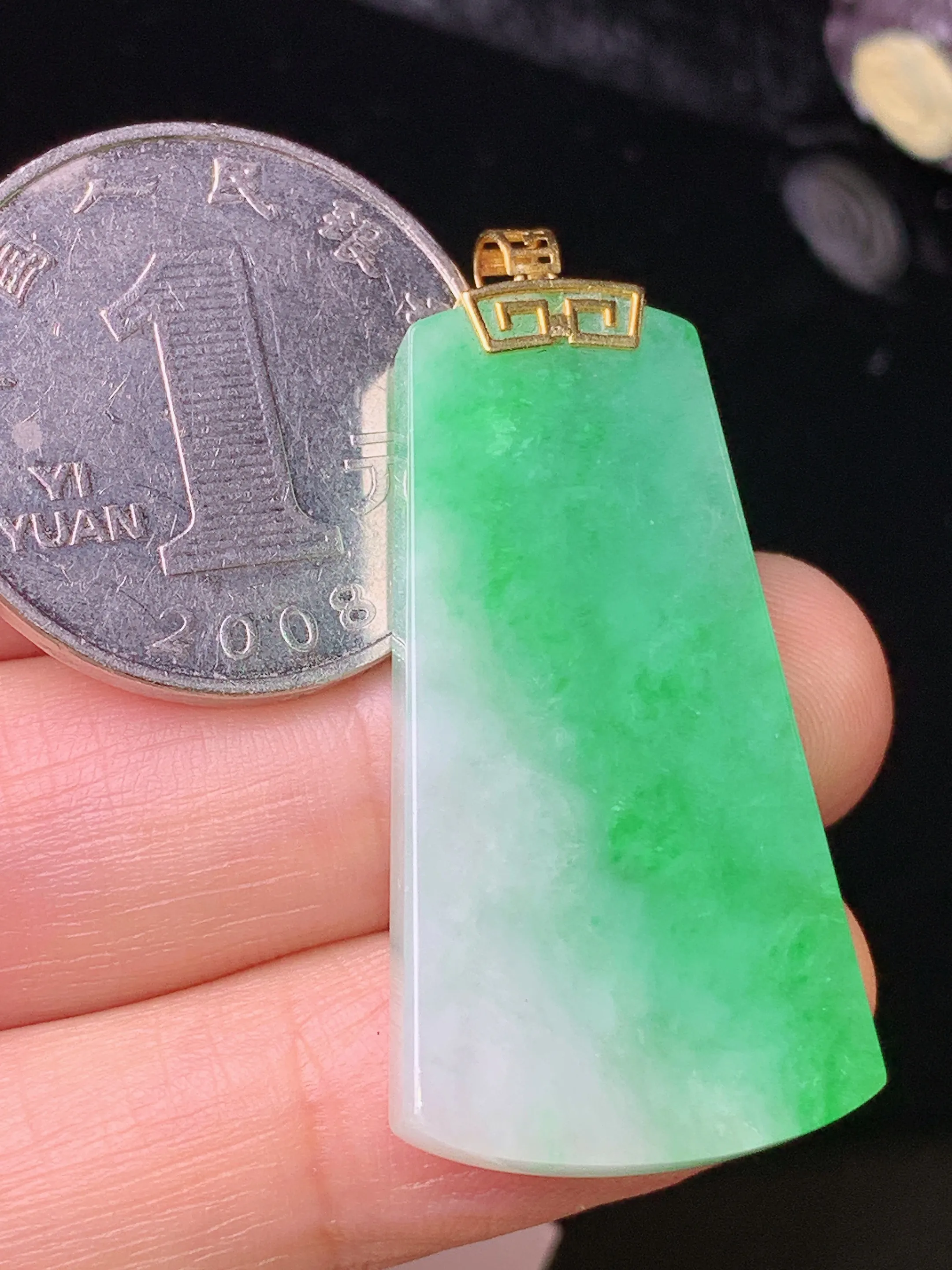18k金镶嵌翠绿无事牌吊坠 玉质细腻 色泽清新艳丽 整体尺寸40.5*19*3.8