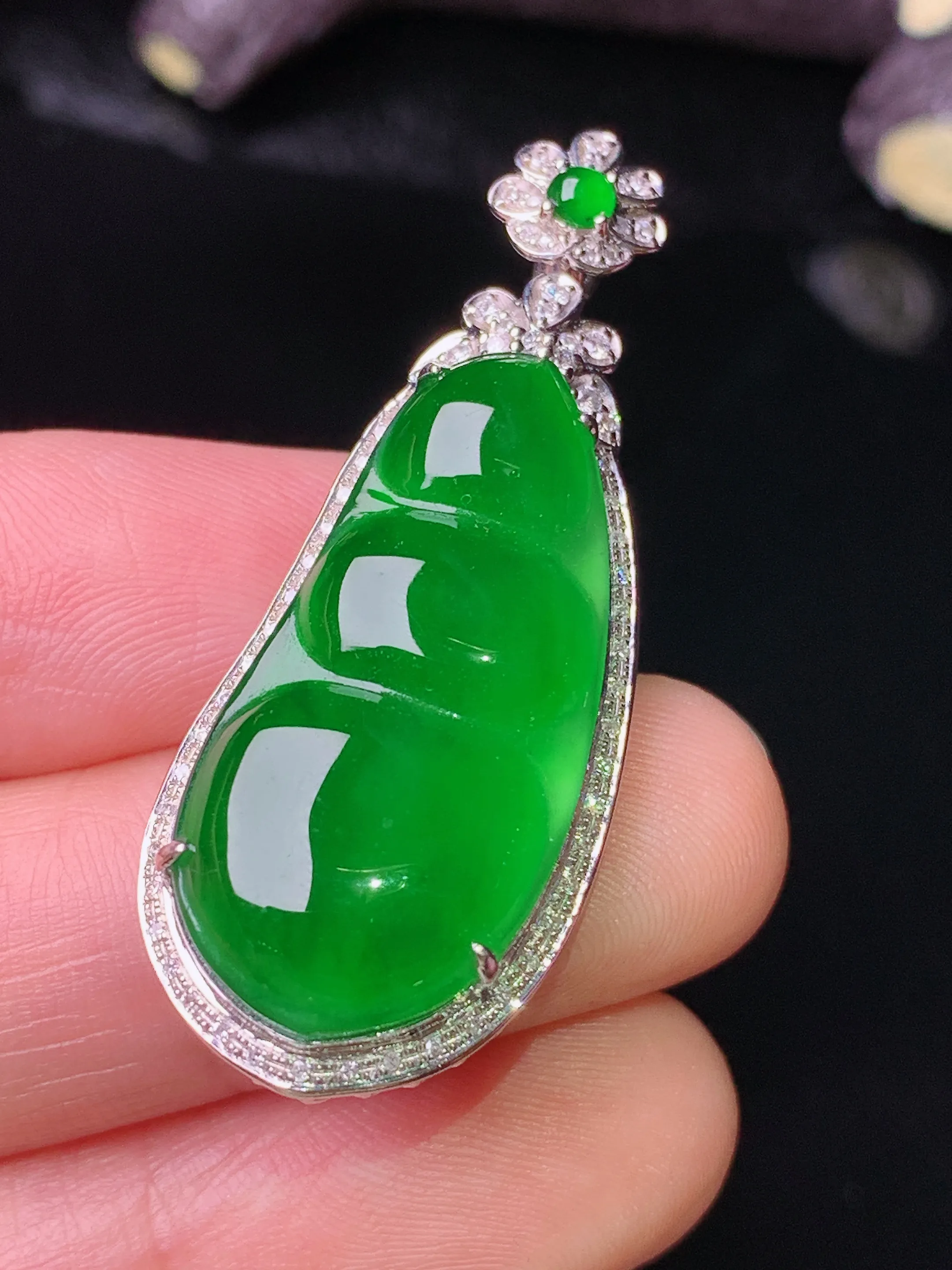 18k金钻镶嵌满绿四季豆吊坠 玉质细腻 色泽清新艳丽 整体尺寸41.8*16.3*9