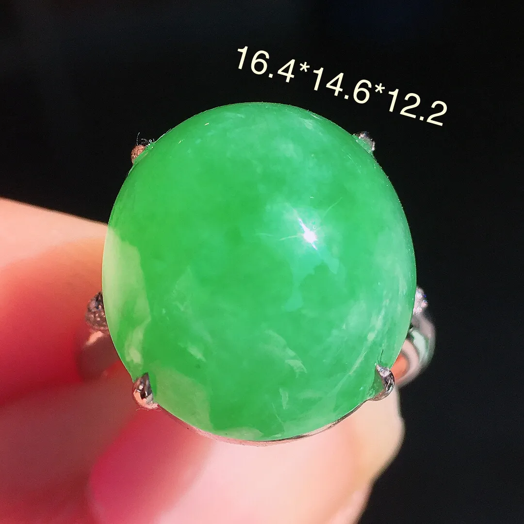 阳绿蛋面戒指，色泽均匀艳丽，玉质细腻，荧光感超
强，饱满圆润，尽显优雅气质，18k
金豪华镶嵌