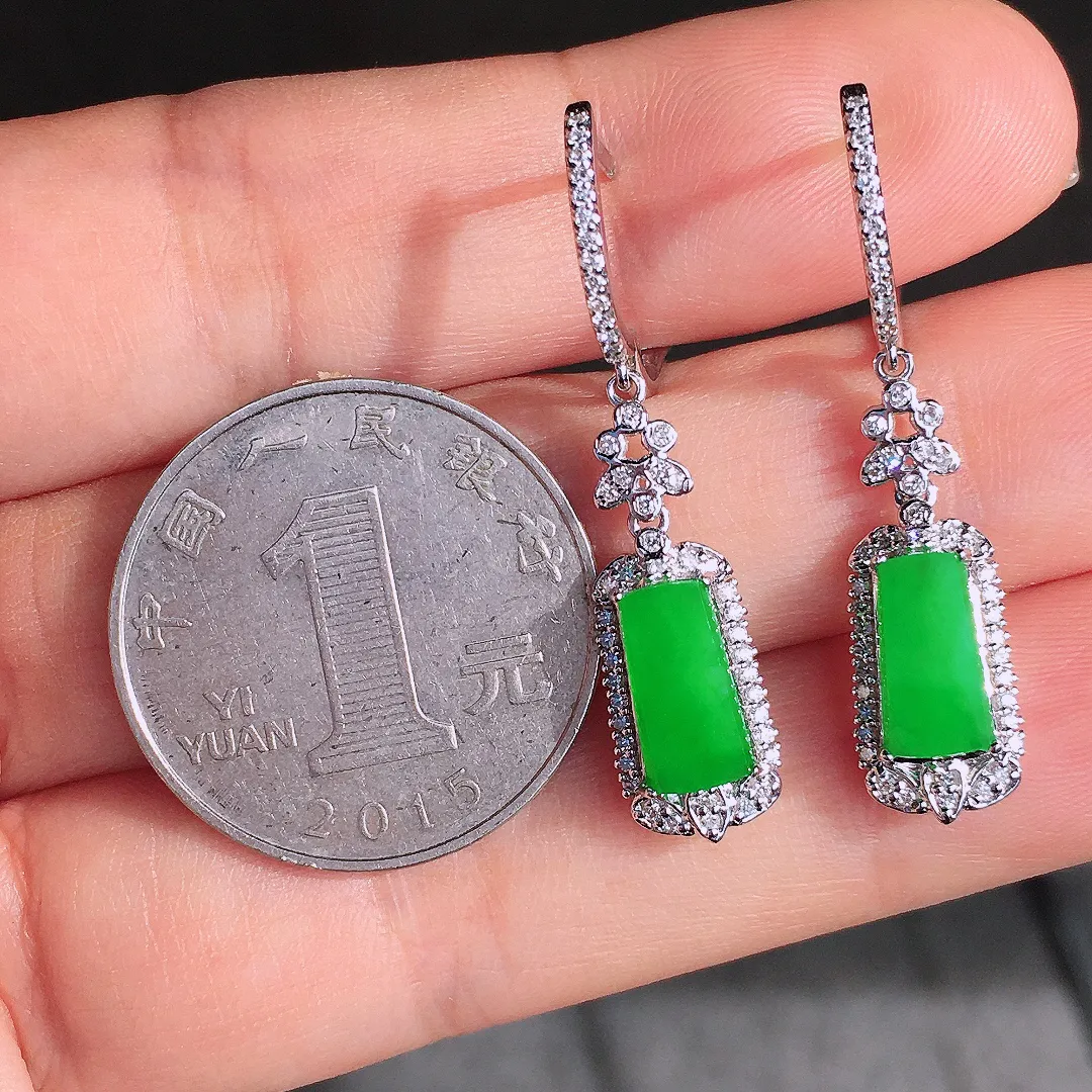 阳绿无事牌耳坠，色泽均匀艳丽，玉质细腻，荧光感超
强，饱满圆润，尽显优雅气质，18k
金豪华镶嵌