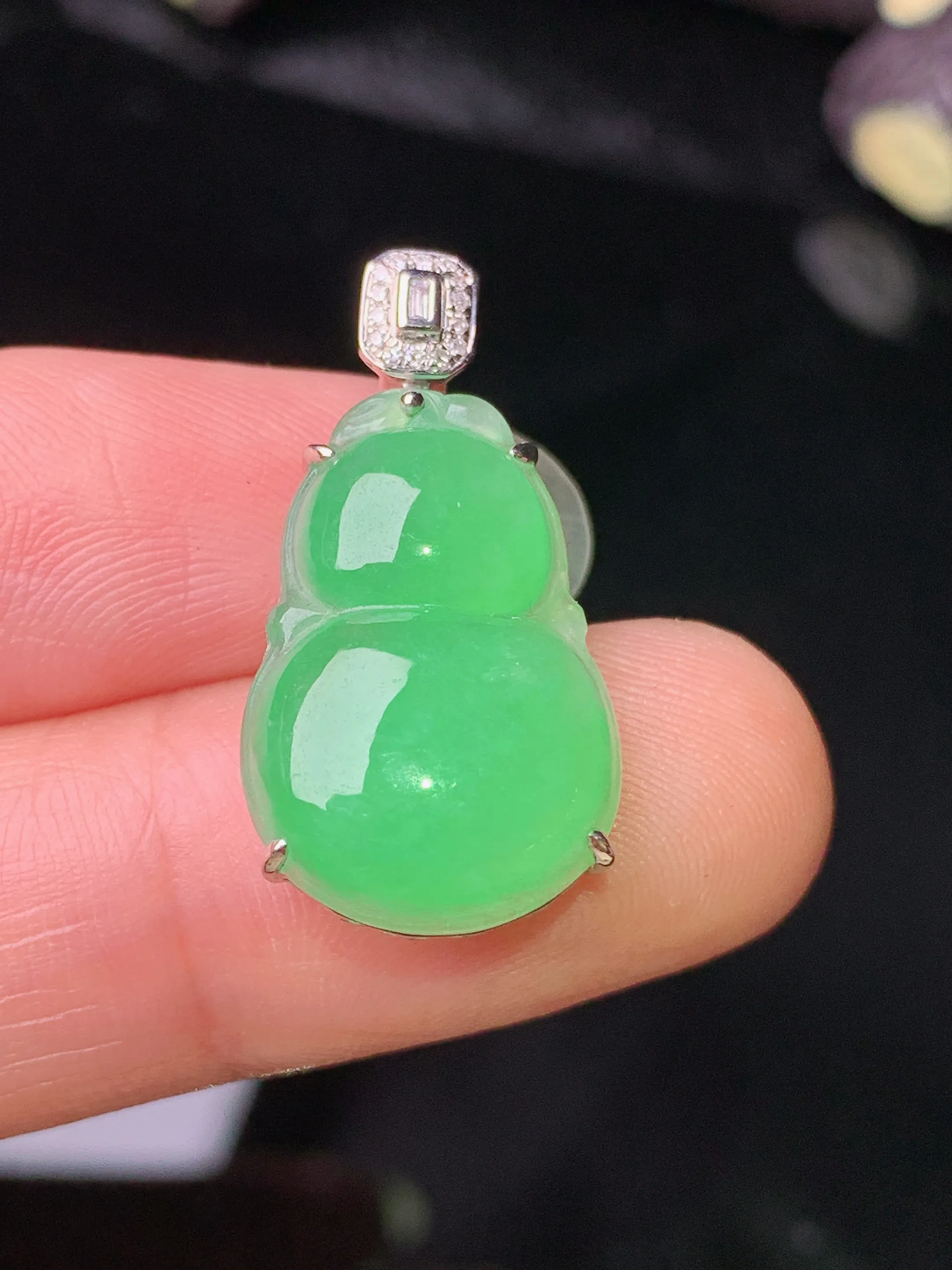 18k金钻镶嵌翠绿葫芦吊坠 玉质细腻 色泽清新艳丽 整体尺寸25.6*13*6.2