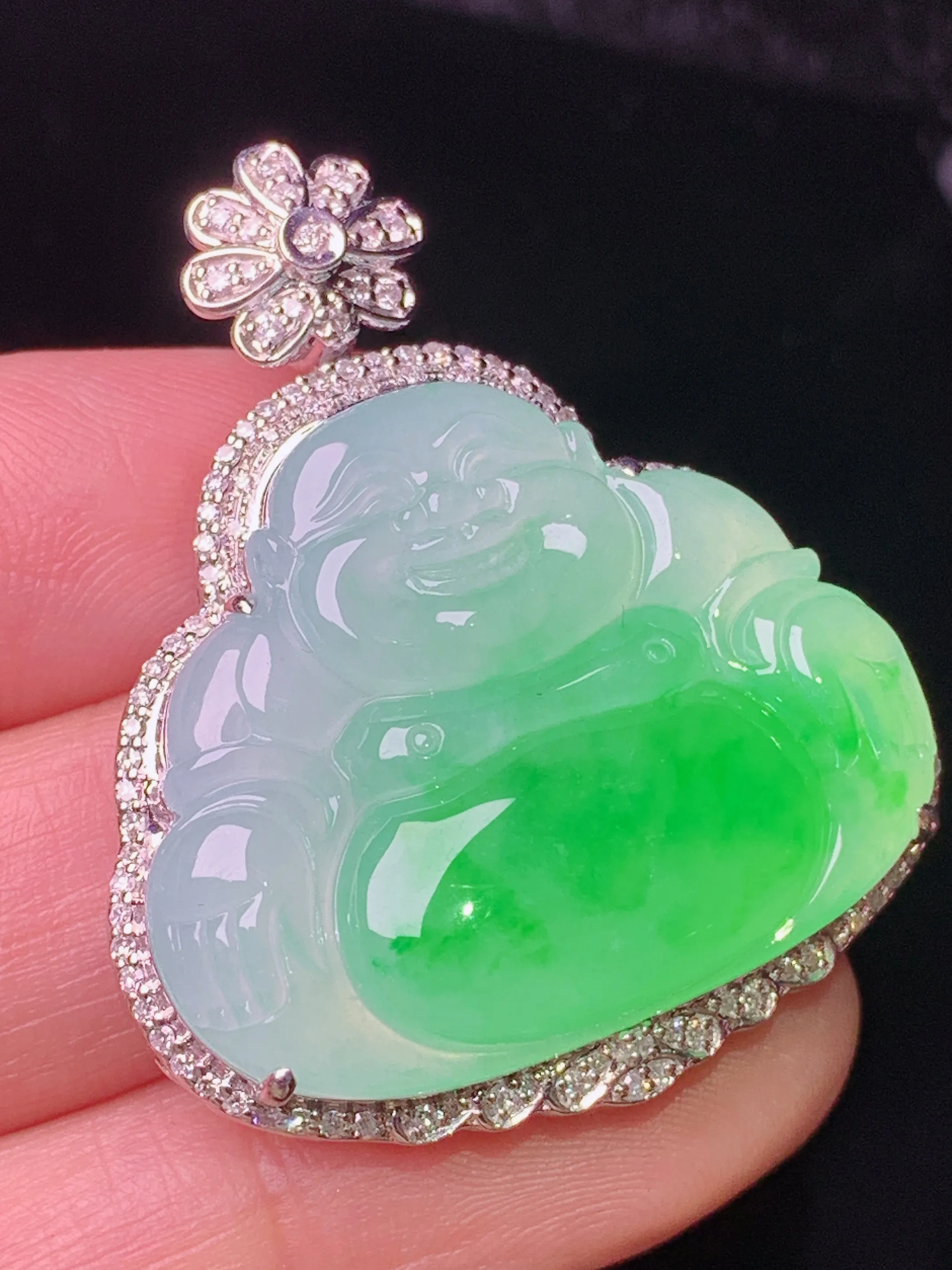 18k金钻镶嵌翠绿佛公吊坠 玉质细腻 色泽清新艳丽 整体尺寸38*32*10.7