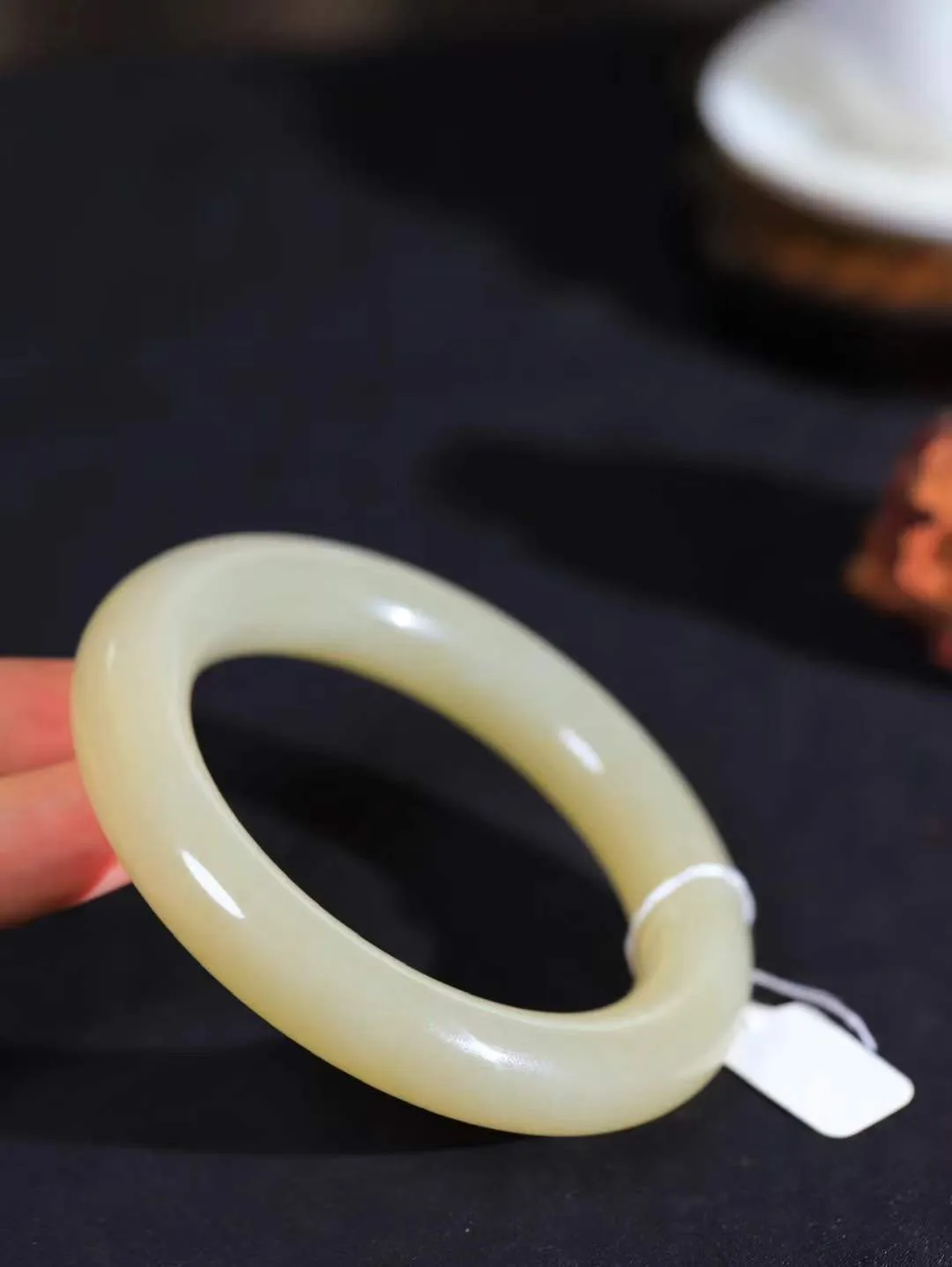 【玉佳人·手镯】

精品️和田玉糖白玉圆条手镯 ，玉质细腻油润，做工细致精美，端庄素雅，亭亭玉立，芊芊素手。芊芊素手，怎能忘镯？秀美圆条，更显婀娜。内径61mm 尺寸13.3-13.6mm重98.7克691102180L