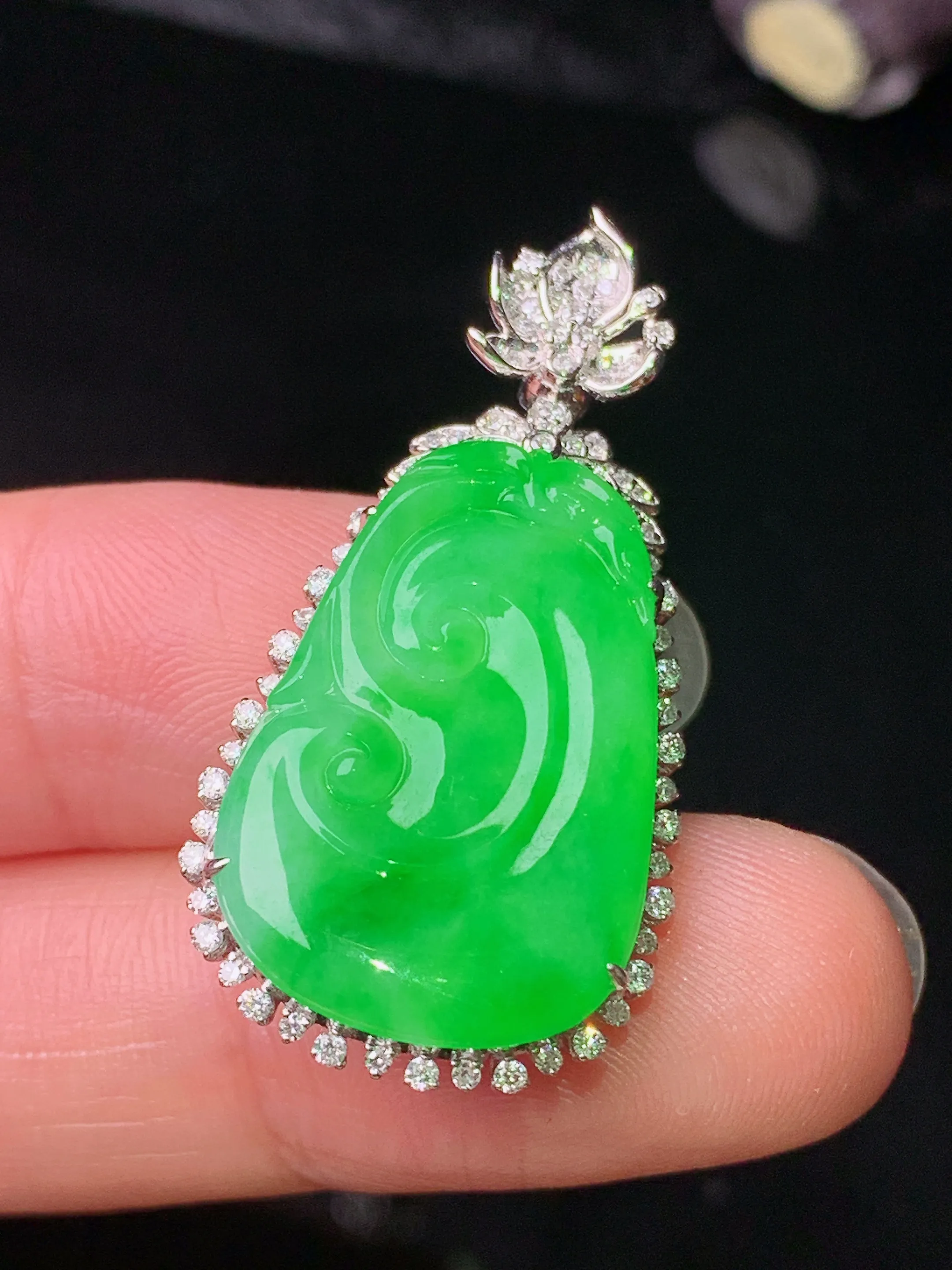 18k金钻镶嵌翠绿如意吊坠 玉质细腻 色泽清新艳丽 整体尺寸35*17.8*6.3