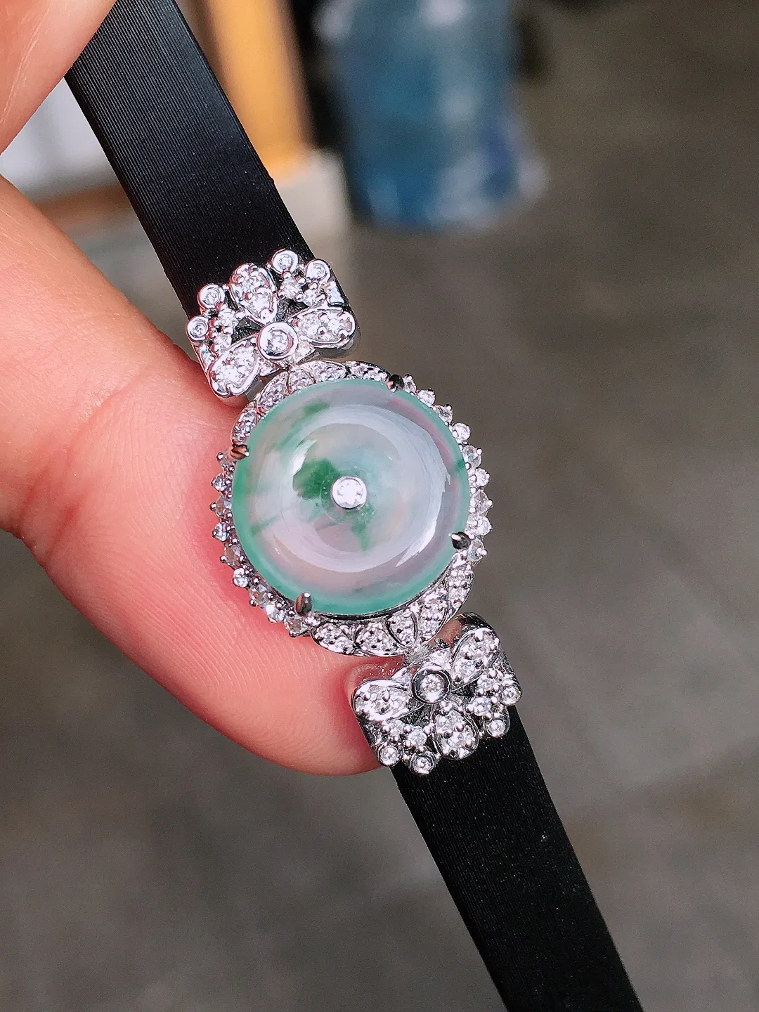 冰飘花平安扣手链，色泽艳丽，玉质细腻，荧光感超
强，饱满圆润，尽显优雅气质，18k
金豪华镶嵌