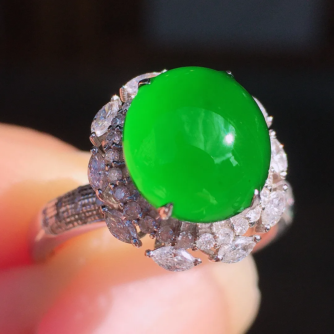 阳绿蛋面戒指，色泽均匀艳丽，玉质细腻，荧光感超
强，饱满圆润，尽显优雅气质，18k
金豪华镶嵌