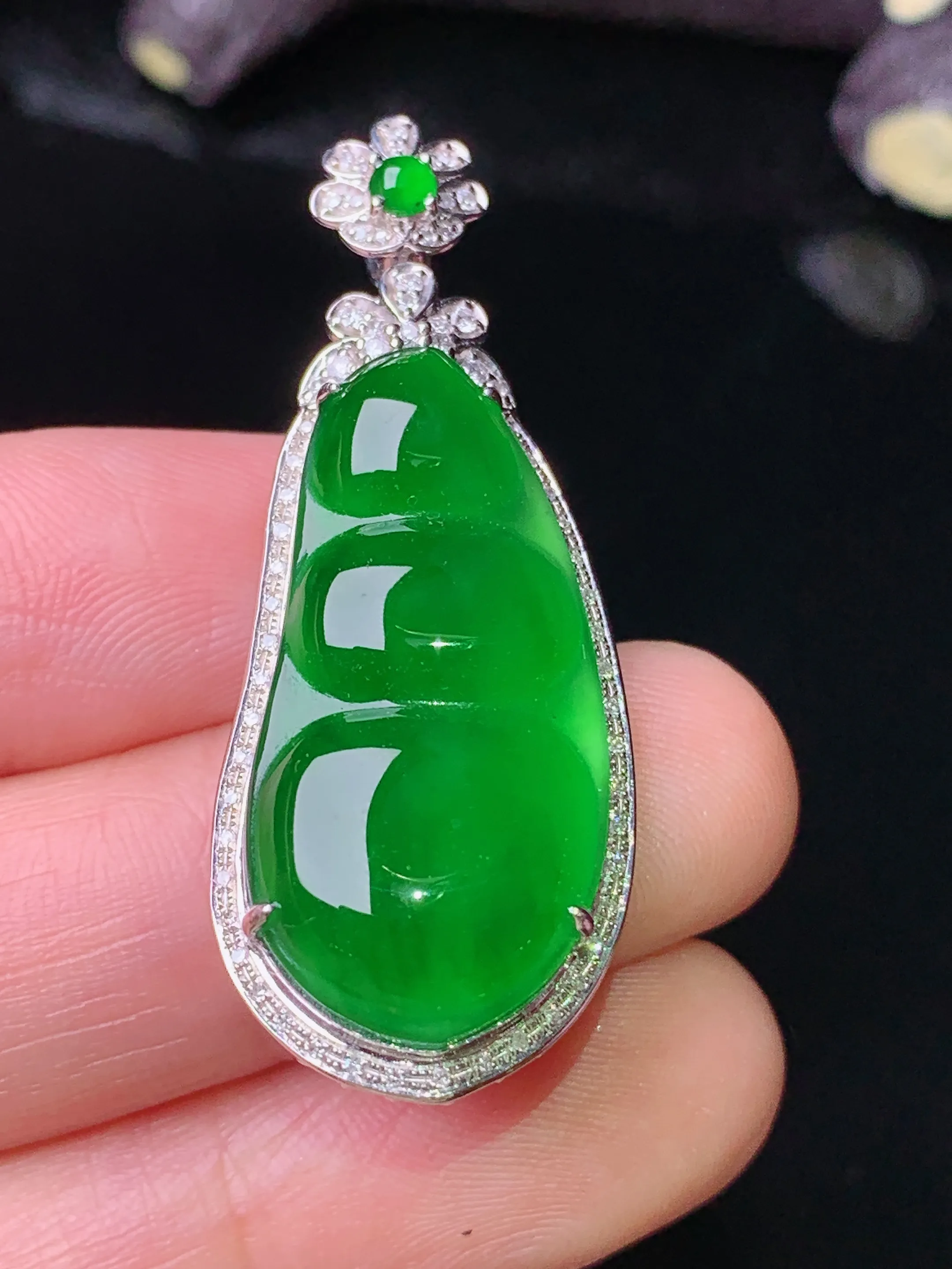 18k金钻镶嵌满绿四季豆吊坠 玉质细腻 色泽清新艳丽 整体尺寸41.8*16.3*9