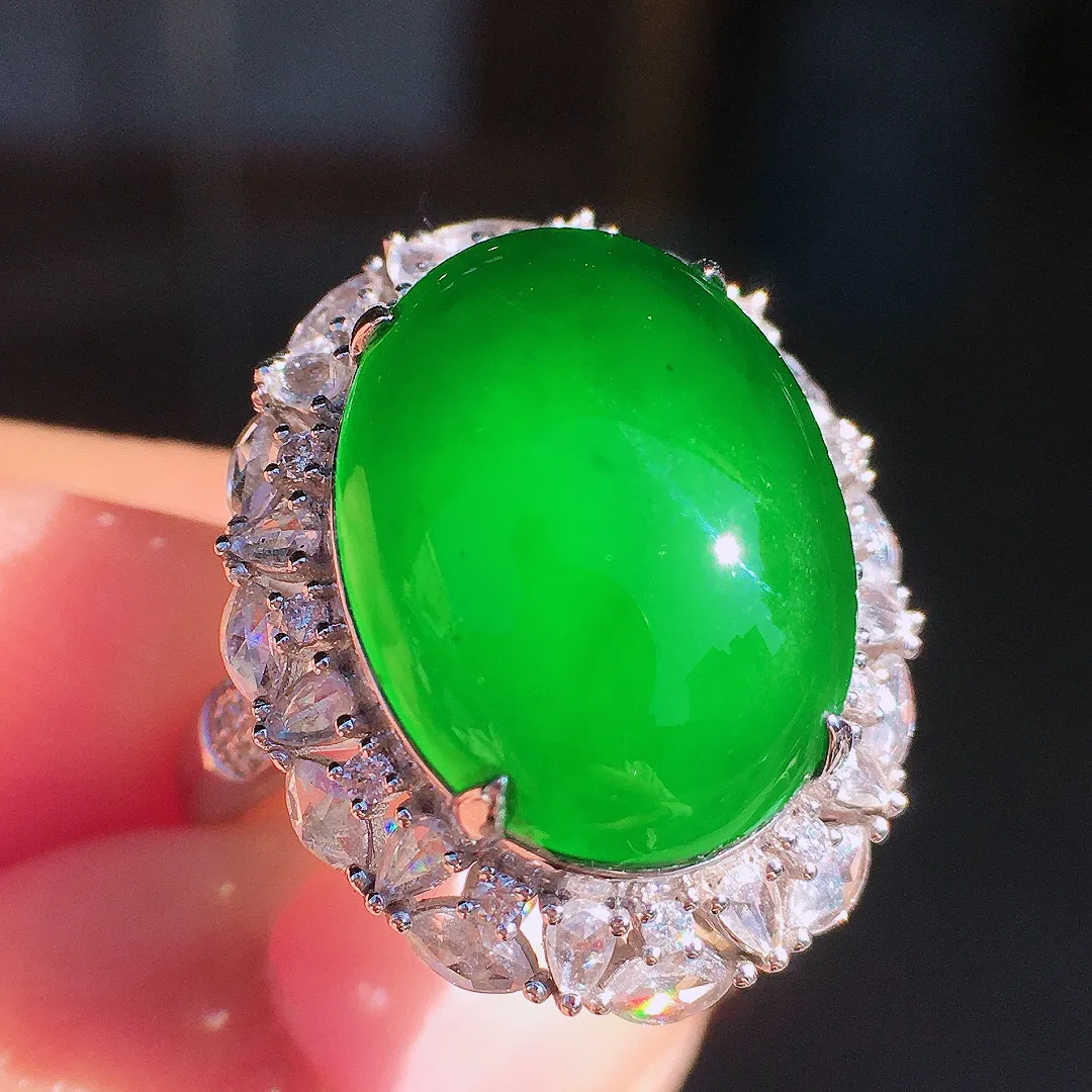 阳绿蛋面戒指，色泽均匀艳丽，玉质细腻，荧光感超
强，饱满圆润，尽显优雅气质，18k
金豪华镶嵌