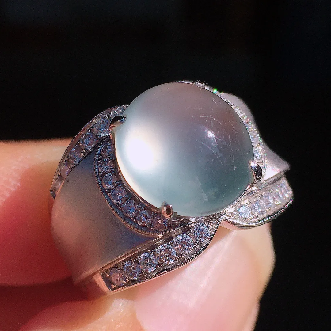 玻璃种蛋面戒指，玉质细腻，荧光感超
强，饱满圆润，尽显优雅气质，18k
金豪华镶嵌