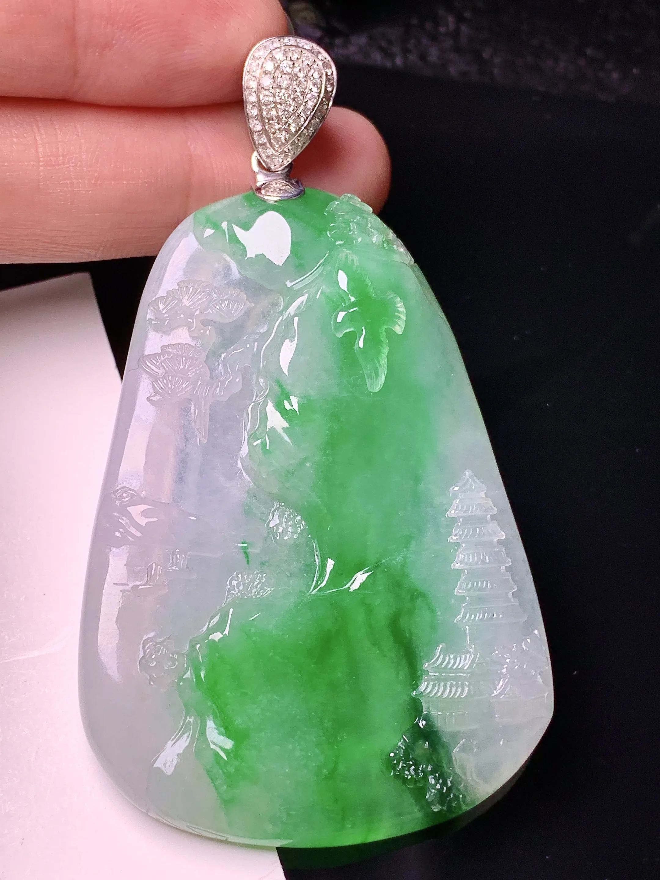 18k金钻镶嵌飘绿山水牌子吊坠 玉质细腻 色泽清新艳丽 整体尺寸72.6*40.5*7.6