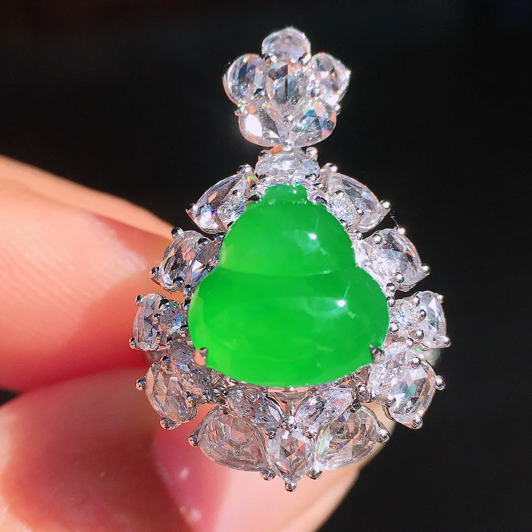 阳绿葫芦戒指/吊坠两用款，色泽均匀艳丽，玉质细腻，荧光感超
强，饱满圆润，尽显优雅气质，18k
金豪华镶嵌