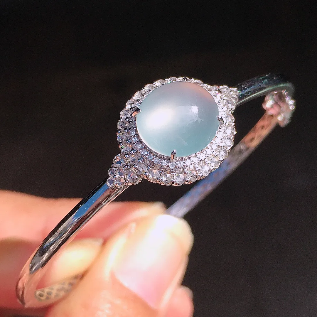 冰种蛋面手镯，玉质细腻，荧光感超
强，饱满圆润，尽显优雅气质，18k
金豪华镶嵌