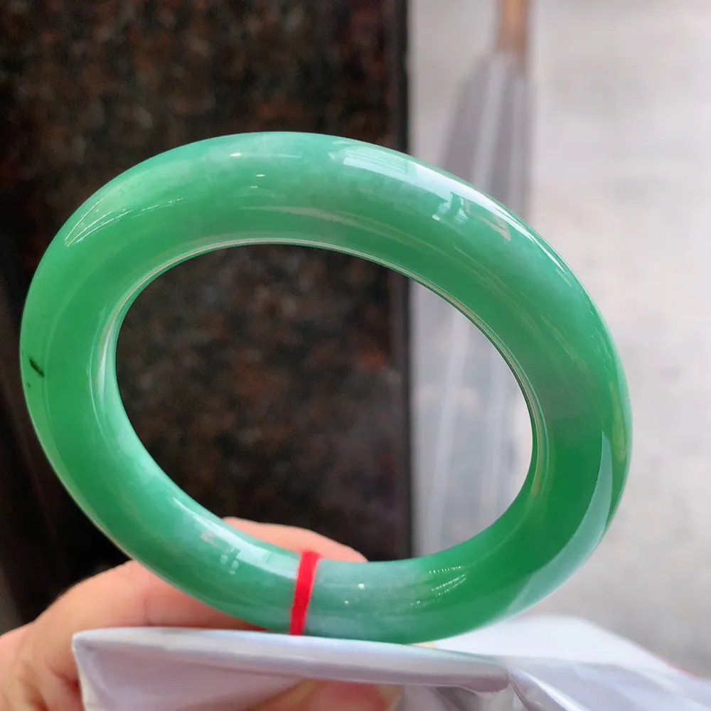 圆条满绿 无瑕 尺寸:58.7/12.1/12.3 满色