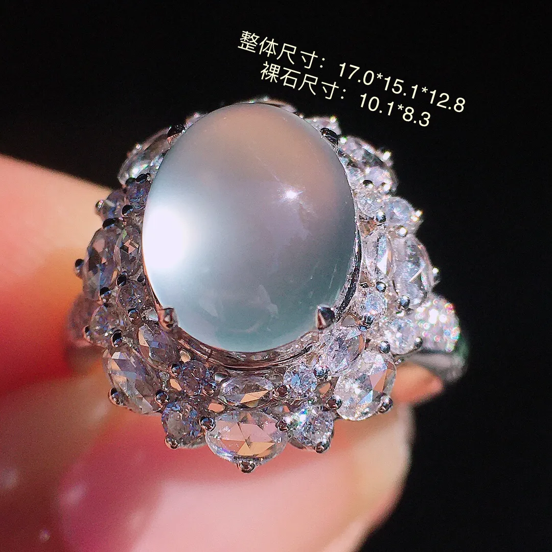 玻璃种蛋面戒指，玉质细腻，荧光感超
强，饱满圆润，尽显优雅气质，18k
金豪华镶嵌