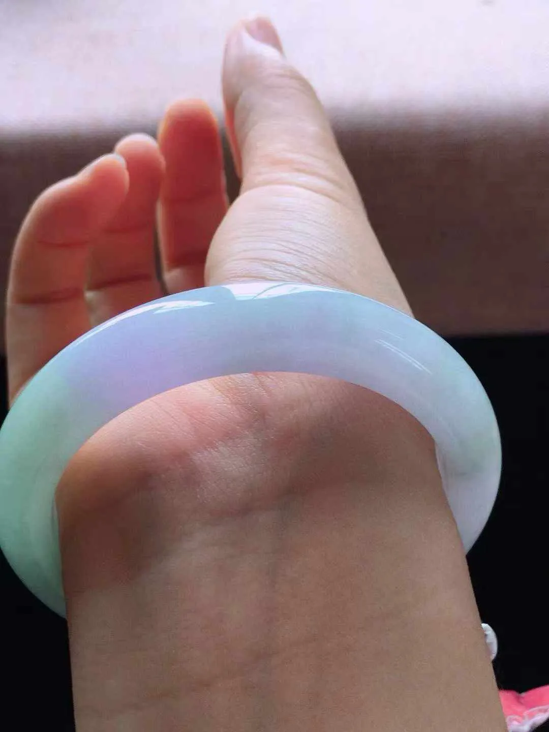 【翡翠名称】老种冰春彩54.6正圈口翡翠手镯
【翡翠尺寸】54.6*11.2*8.6mm适合53.6-56正圈口佩戴
【翡翠描述】缅甸天然翡翠A货，种老水足，玉质细腻，色泽靓丽，性价比高，佩戴效果好！