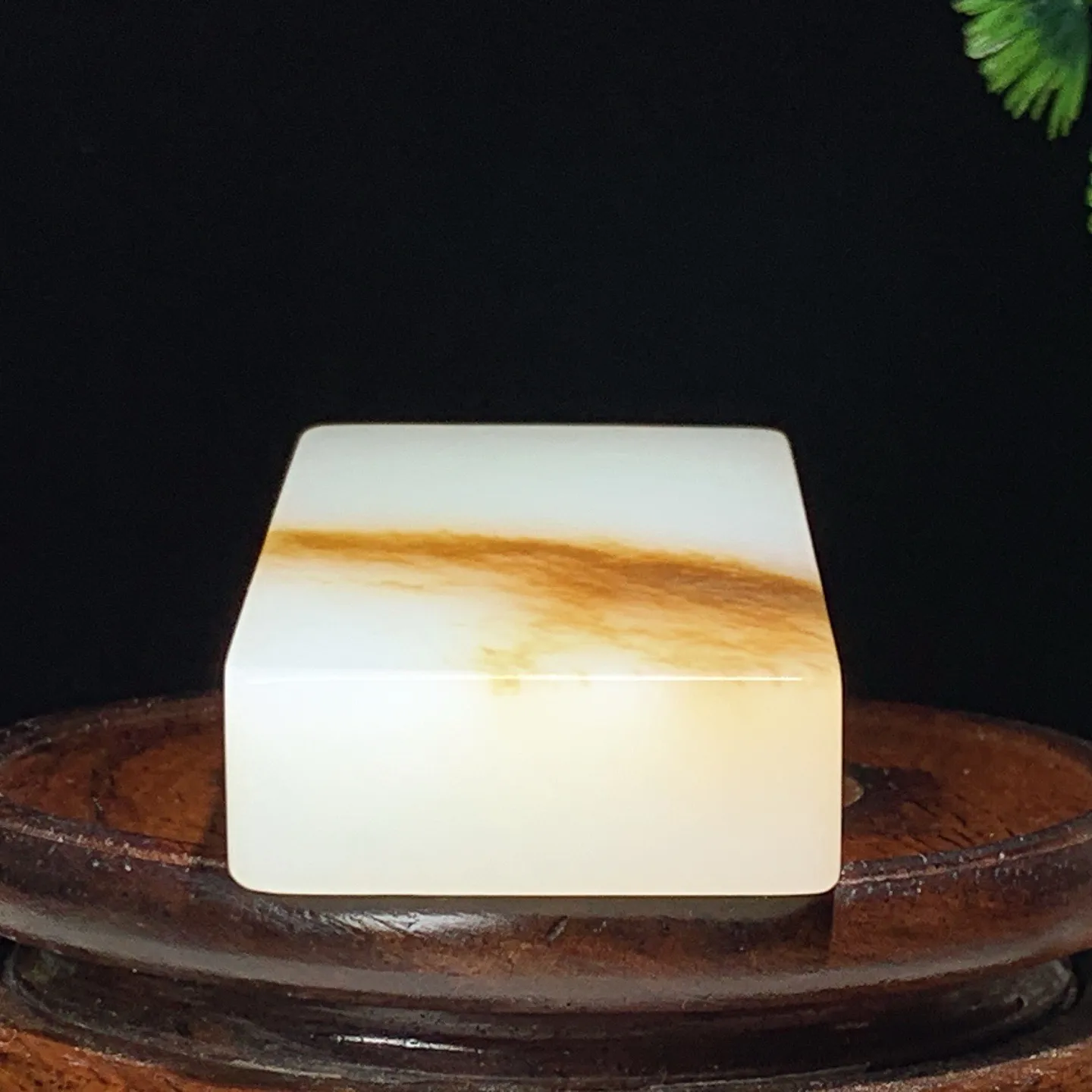 收藏级！新疆和田玉羊脂白且末糖平安无事牌挂件。尺寸70/38/15重111.5克。玉质细腻油润！手推出油。佩戴高端典雅。lt251119