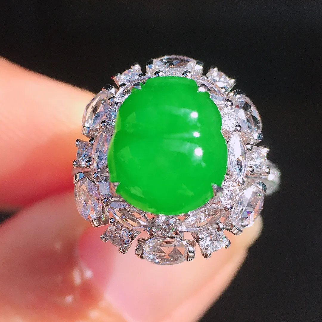 阳绿葫芦戒指，色泽均匀艳丽，玉质细腻，荧光感超
强，饱满圆润，尽显优雅气质，18k
金豪华镶嵌