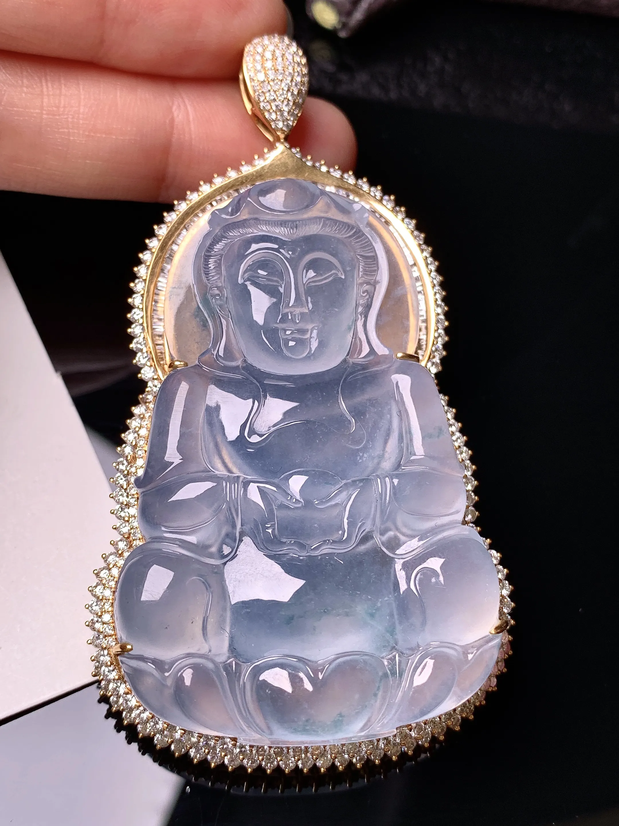 18k金钻镶嵌冰种观音吊坠 玉质细腻 色泽清新艳丽 整体尺寸76.8*41.6*13.8