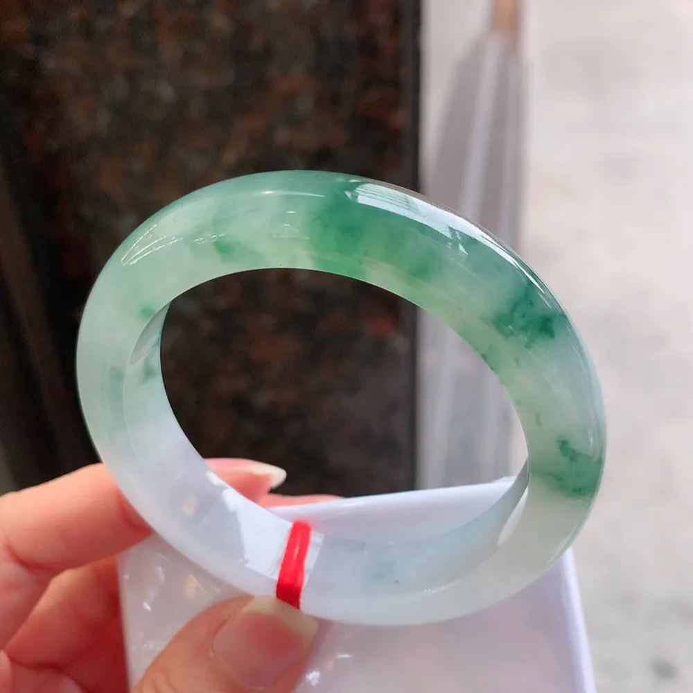 正圈高冰飘花 无瑕 尺寸:54.1/12.4/9.1 花美