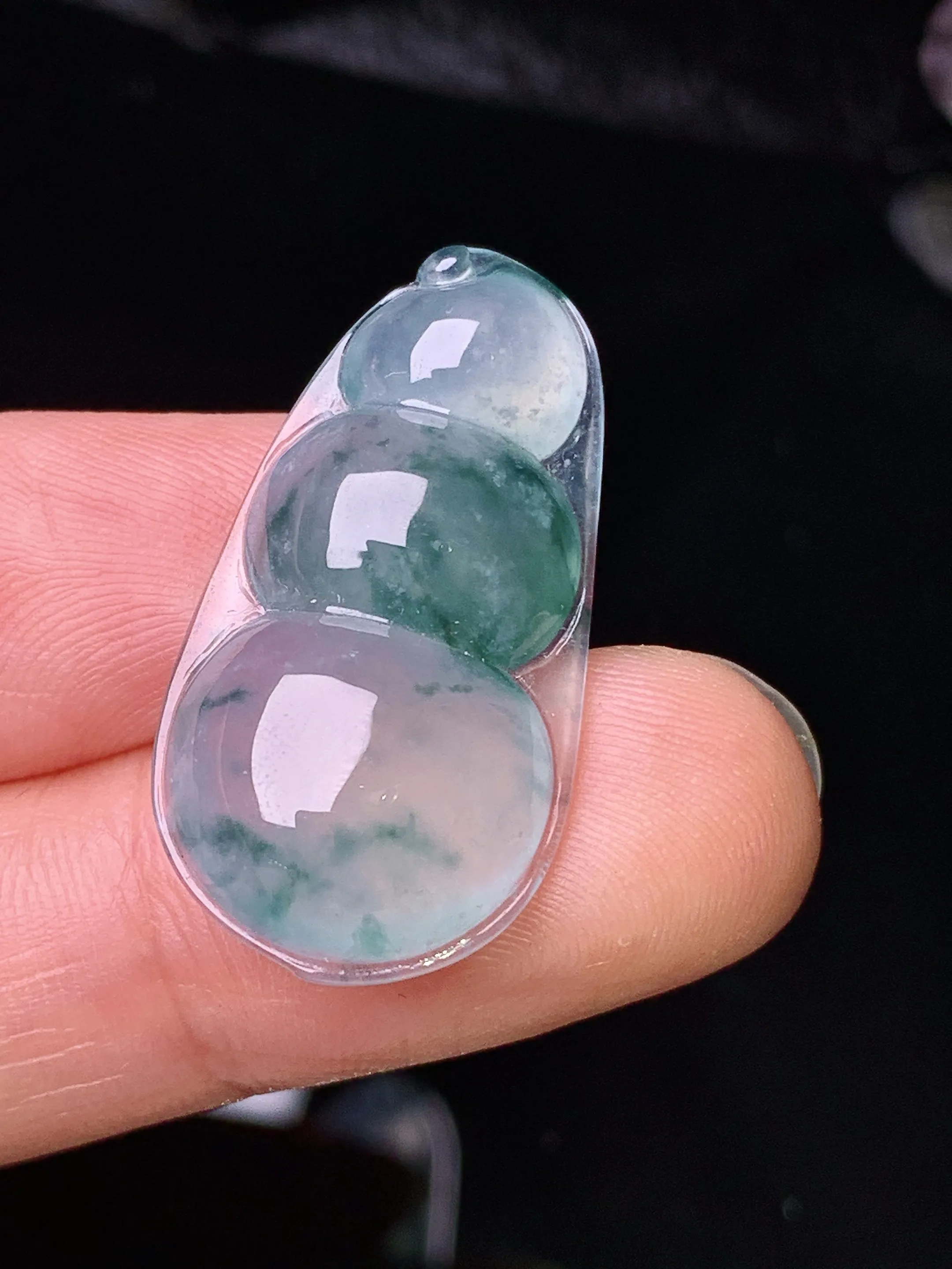 冰种飘花四季豆吊坠 玉质细腻 色泽清新艳丽 整体尺寸28.7*15*5.8