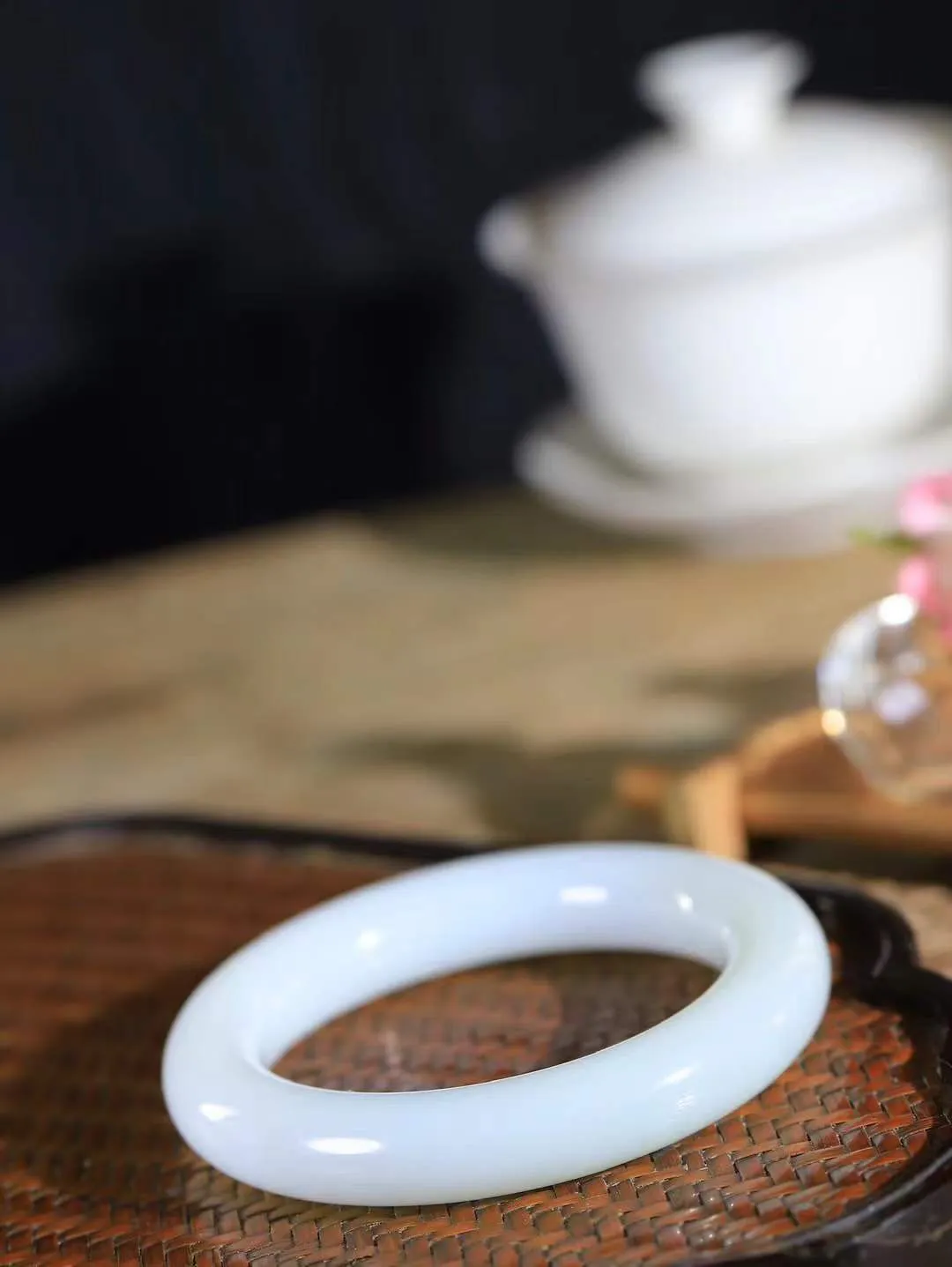 【玉佳人·手镯】

精品️和田玉白玉圆条手镯 ，玉质细腻油润，做工细致精美，端庄素雅，亭亭玉立，芊