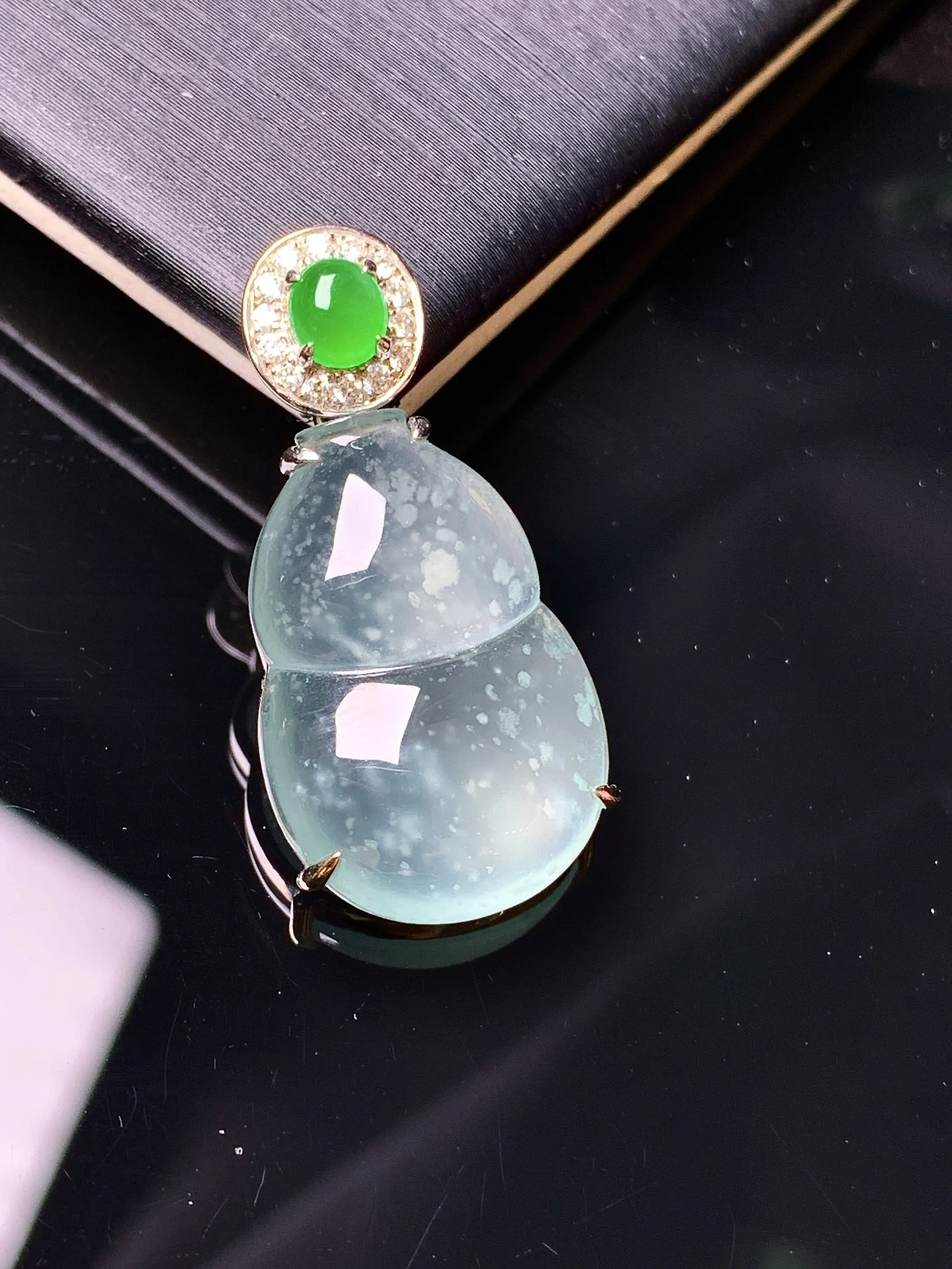 18k金钻镶嵌冰种木那料雪花棉葫芦吊坠 玉质细腻 色泽清新艳丽 整体尺寸28.8*14*5.2