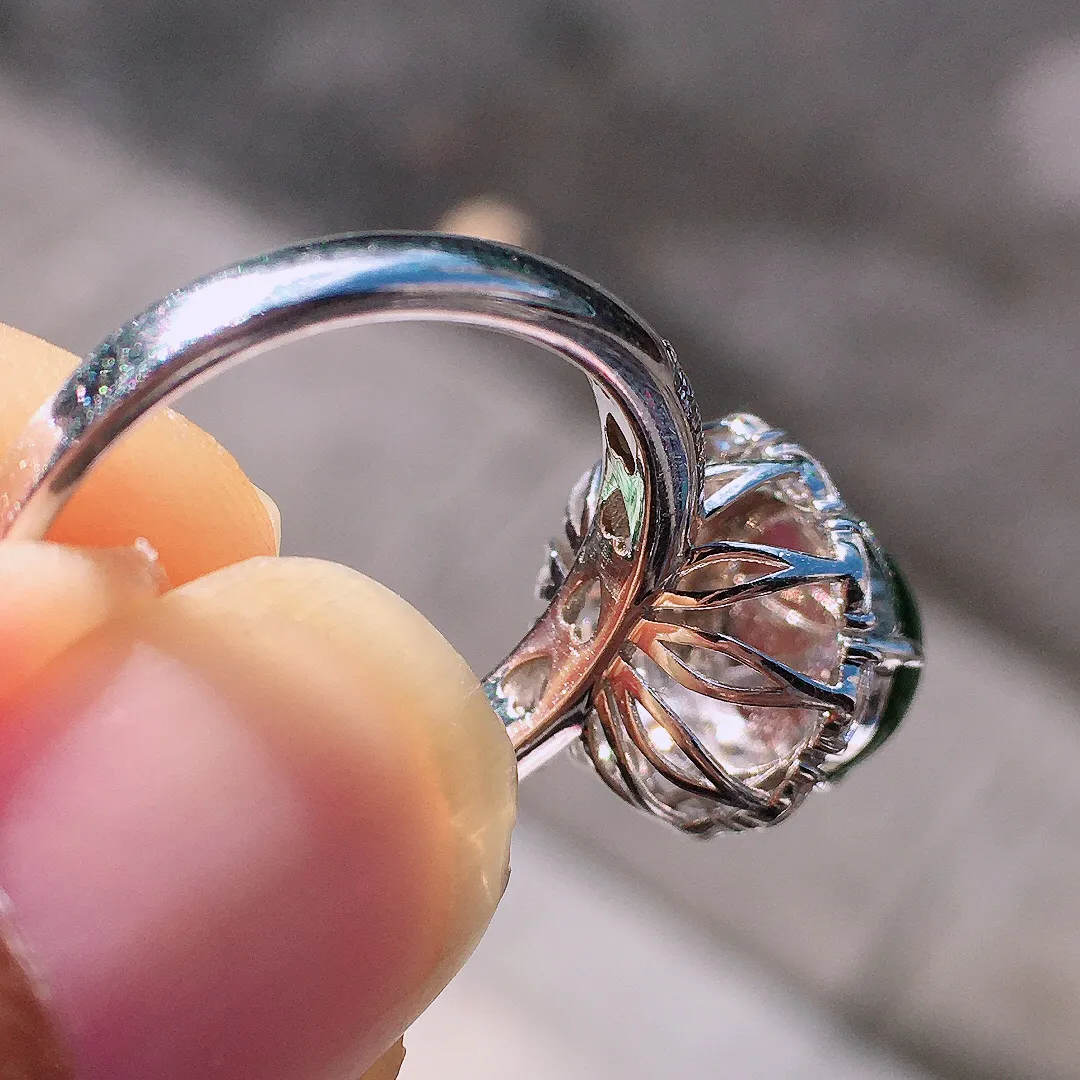 阳绿蛋面戒指，色泽均匀艳丽，玉质细腻，荧光感超
强，饱满圆润，尽显优雅气质，18k
金豪华镶嵌