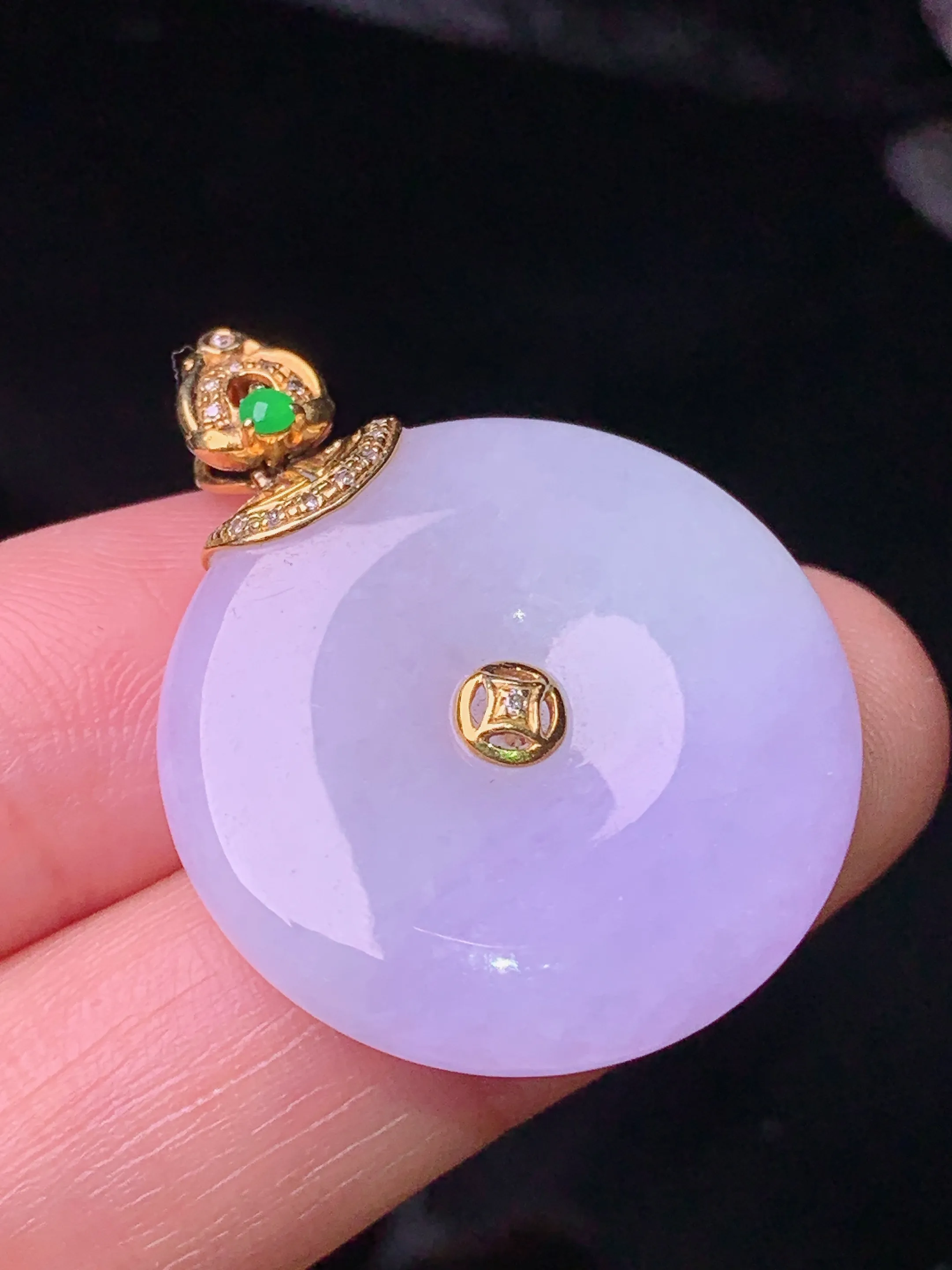 18k金钻镶嵌紫罗兰平安扣吊坠 玉质细腻 色泽清新艳丽 整体尺寸31.8*25*5.6