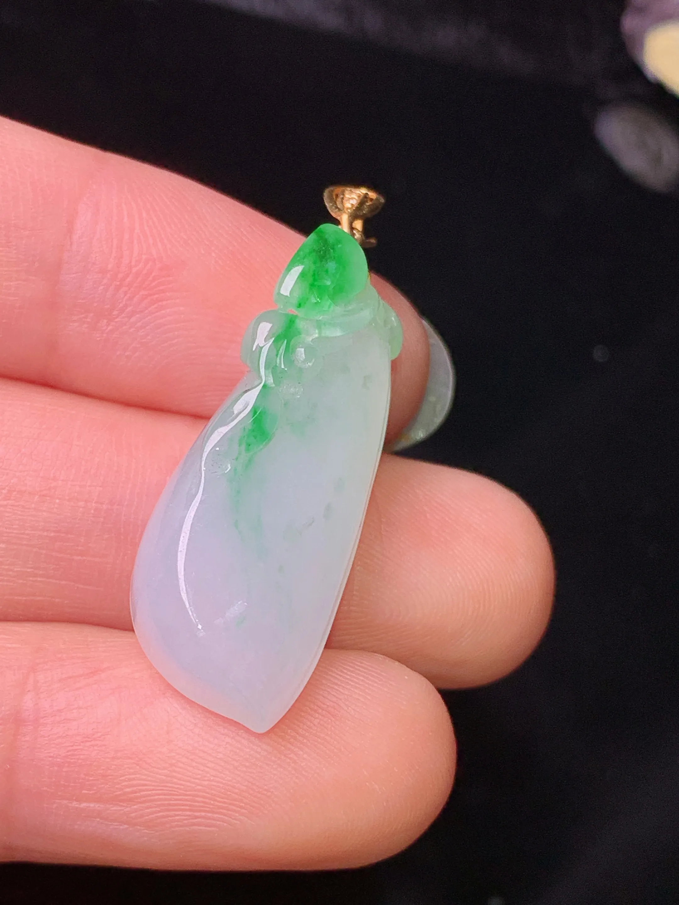 18k金镶嵌飘绿随形吊坠 玉质细腻 色泽清新艳丽 整体尺寸33.7*11.3*8.3